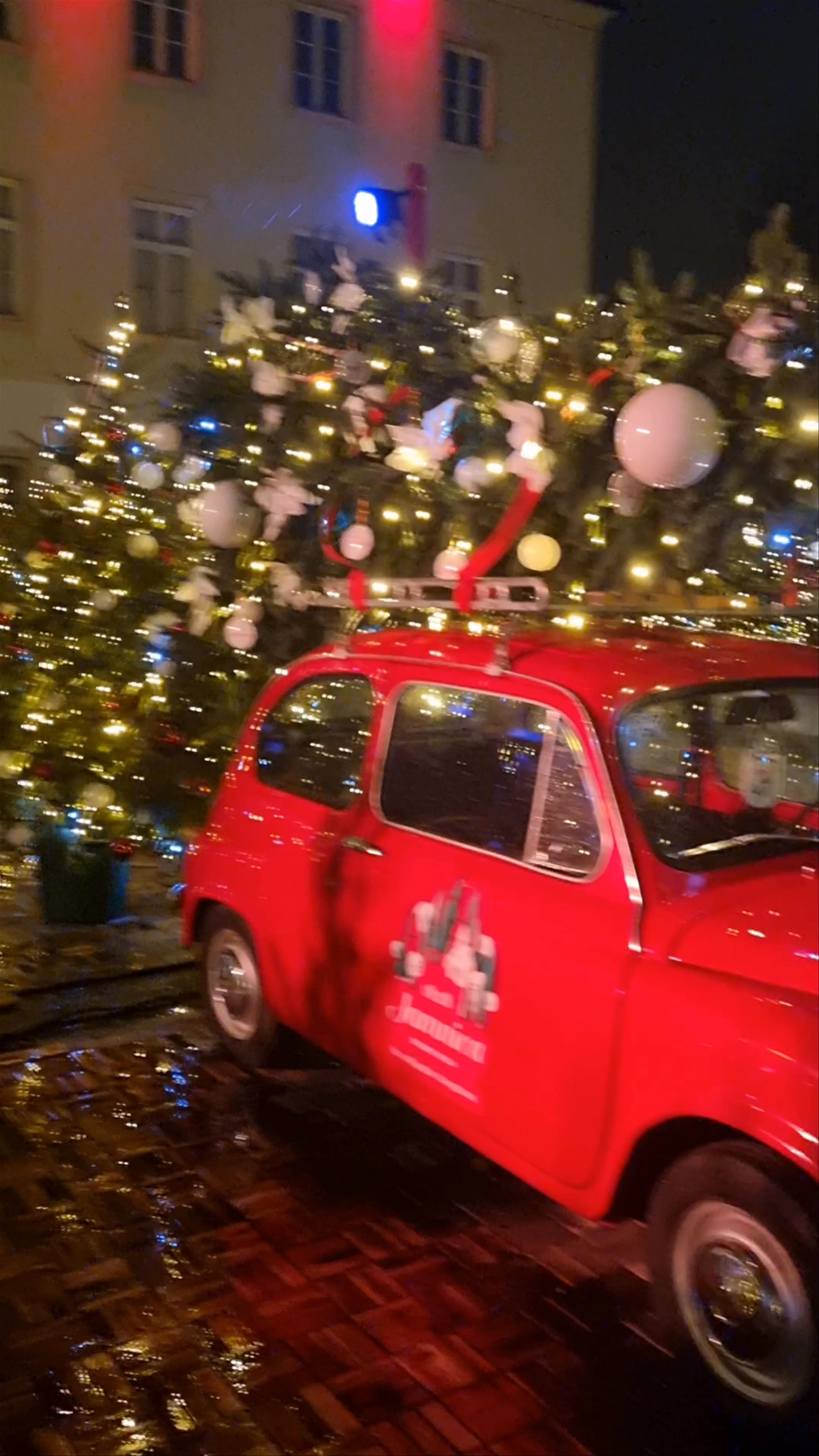 Klovićevi dvori, Jezuitski trg