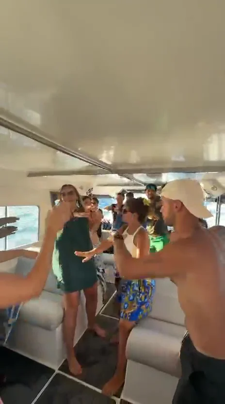 Video 2 · Martina · Maldivas Beach Life: relax, deportes acuáticos y baño con delfines