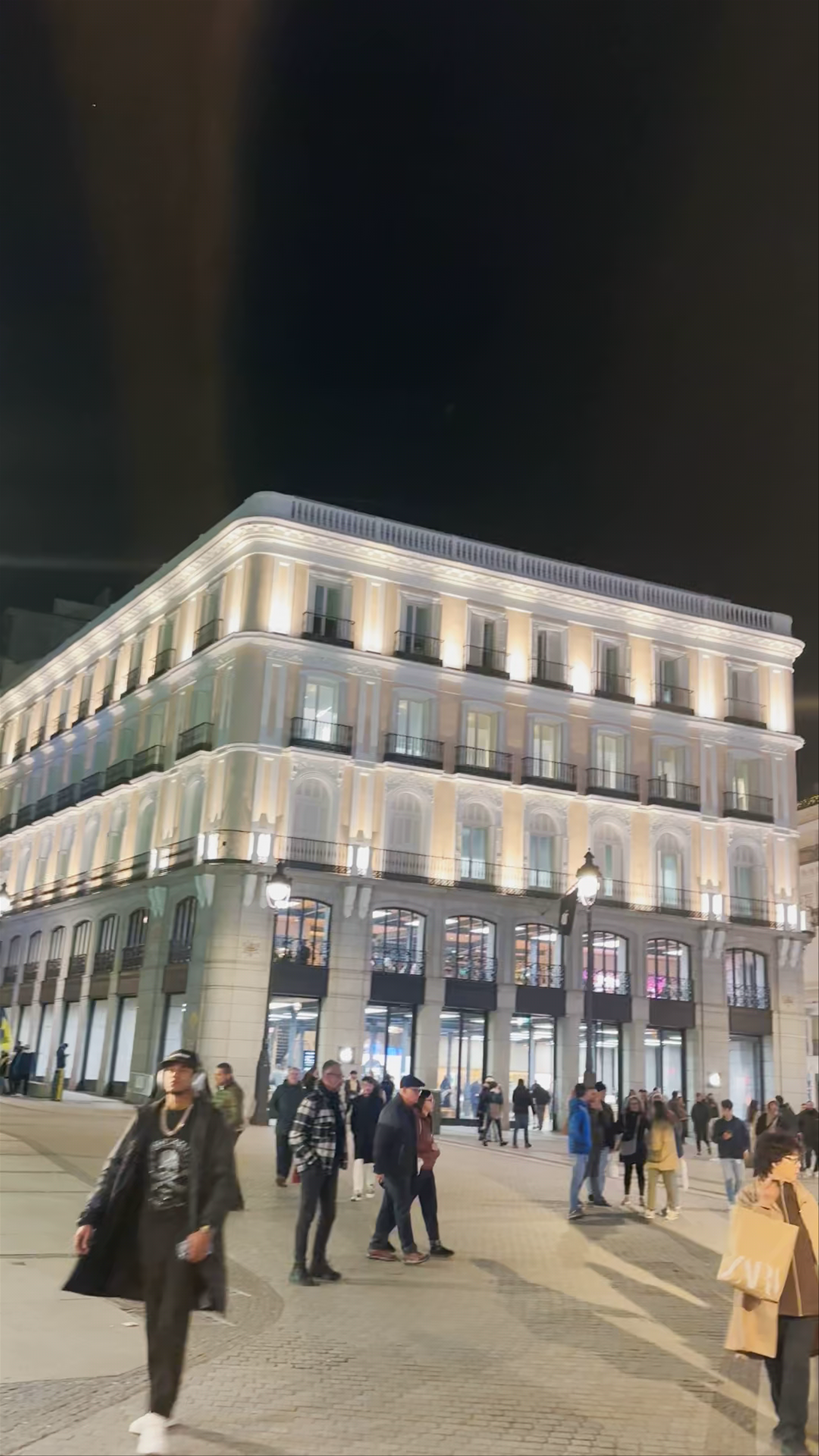 Evening Vibes at El Oso y el Madroño, Puerta del Sol, Madrid
