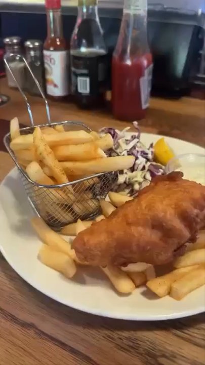 Black Watch Pub - Recomiendo ordenar fish and chips , y no puede faltar una michelada - Pubs Near Me - Upland, California