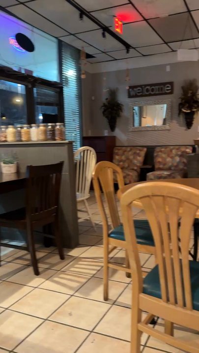 Aroy Thai - Inside is empty on Sunday at 6pm-7pm - Thai Near Me - Charlotte, North Carolina