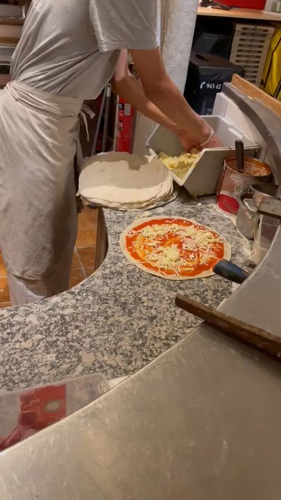 La Mina - Making the pizza. - Italian Near Me - Donostia / San Sebastián, SS