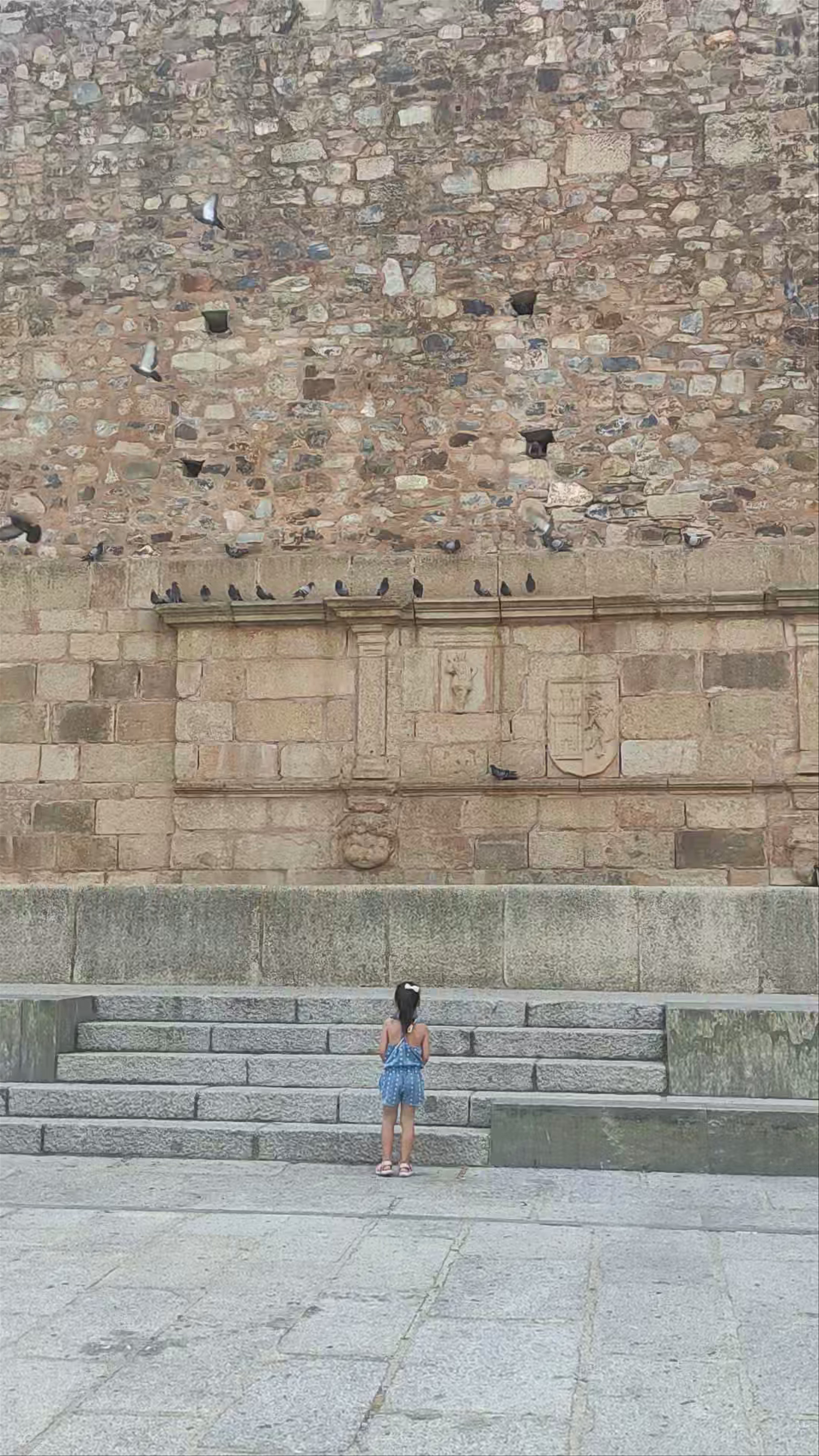Pilar de San Francisco: Historic Stone Walls in Cáceres, Spain