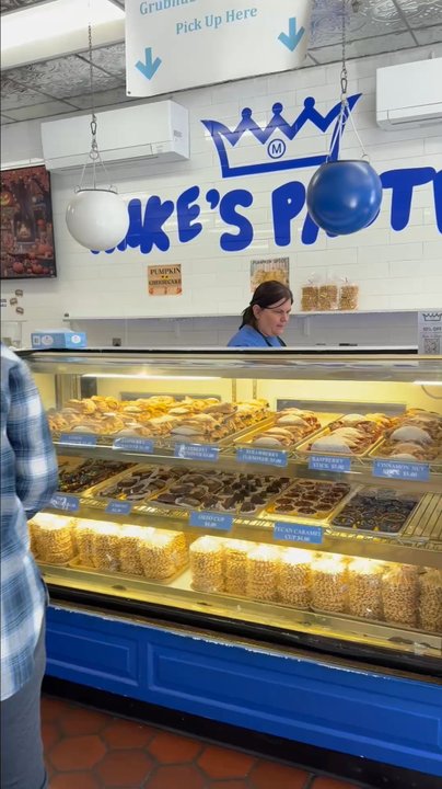 Mike's Pastry - Bakeries Near Me - Boston, Massachusetts