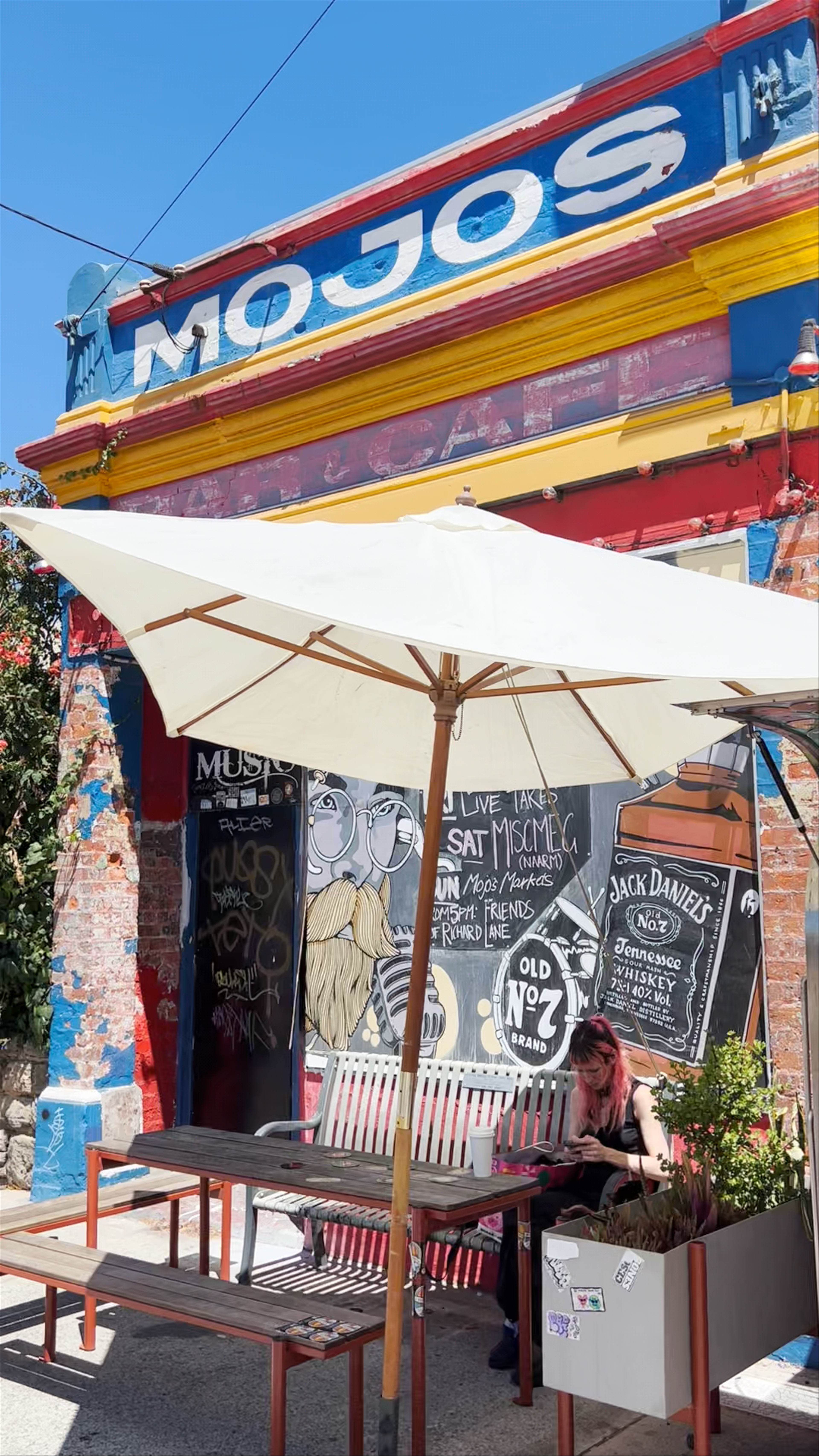 Mojo's Bar: Vibrant Vibes in North Fremantle