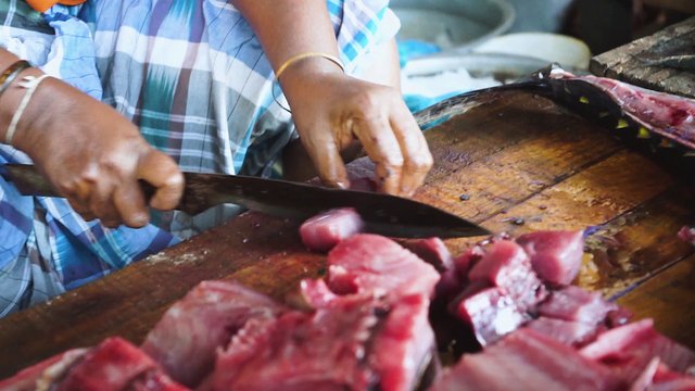 Cutting tuna at the fish market 