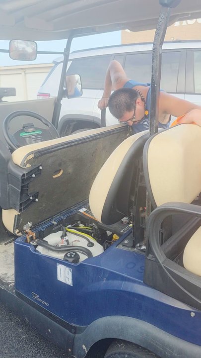 The Salty Dolphin - Video of company person trying to fix the cart that didn't move - Bars Near Me - Corpus Christi, Texas