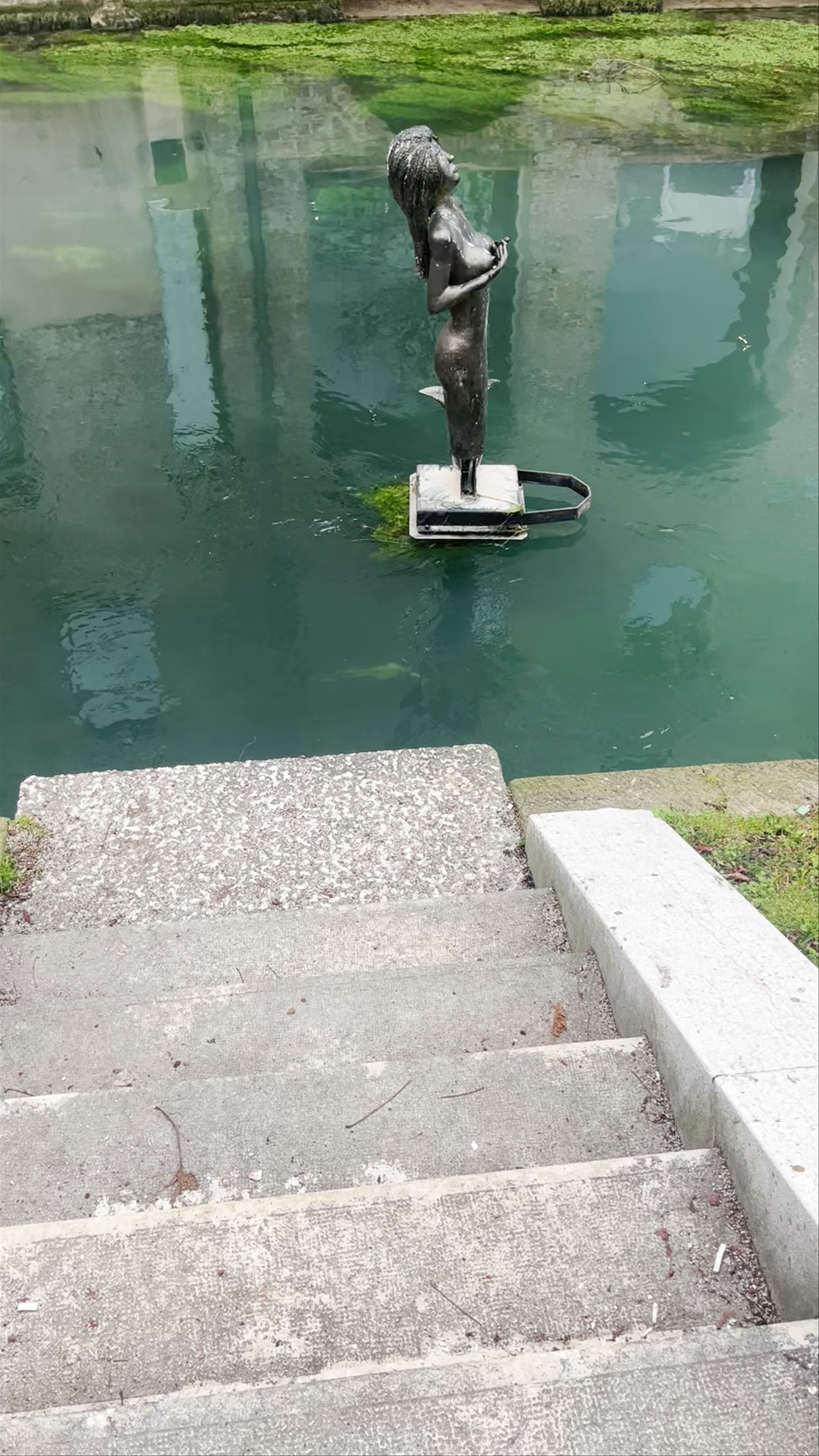 Statua della Sirenetta in Treviso: A Captivating Urban Waterway Sculpture