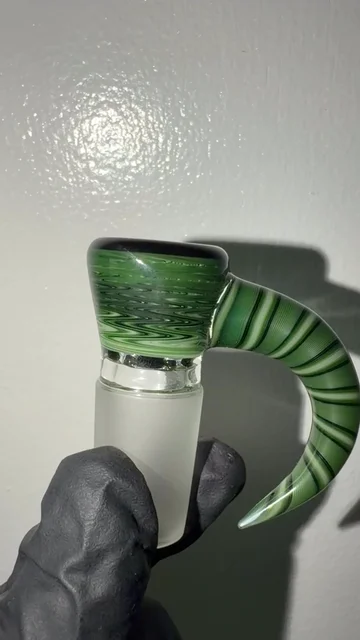 Preview pic of Bhombbhomb Glass wigwag π