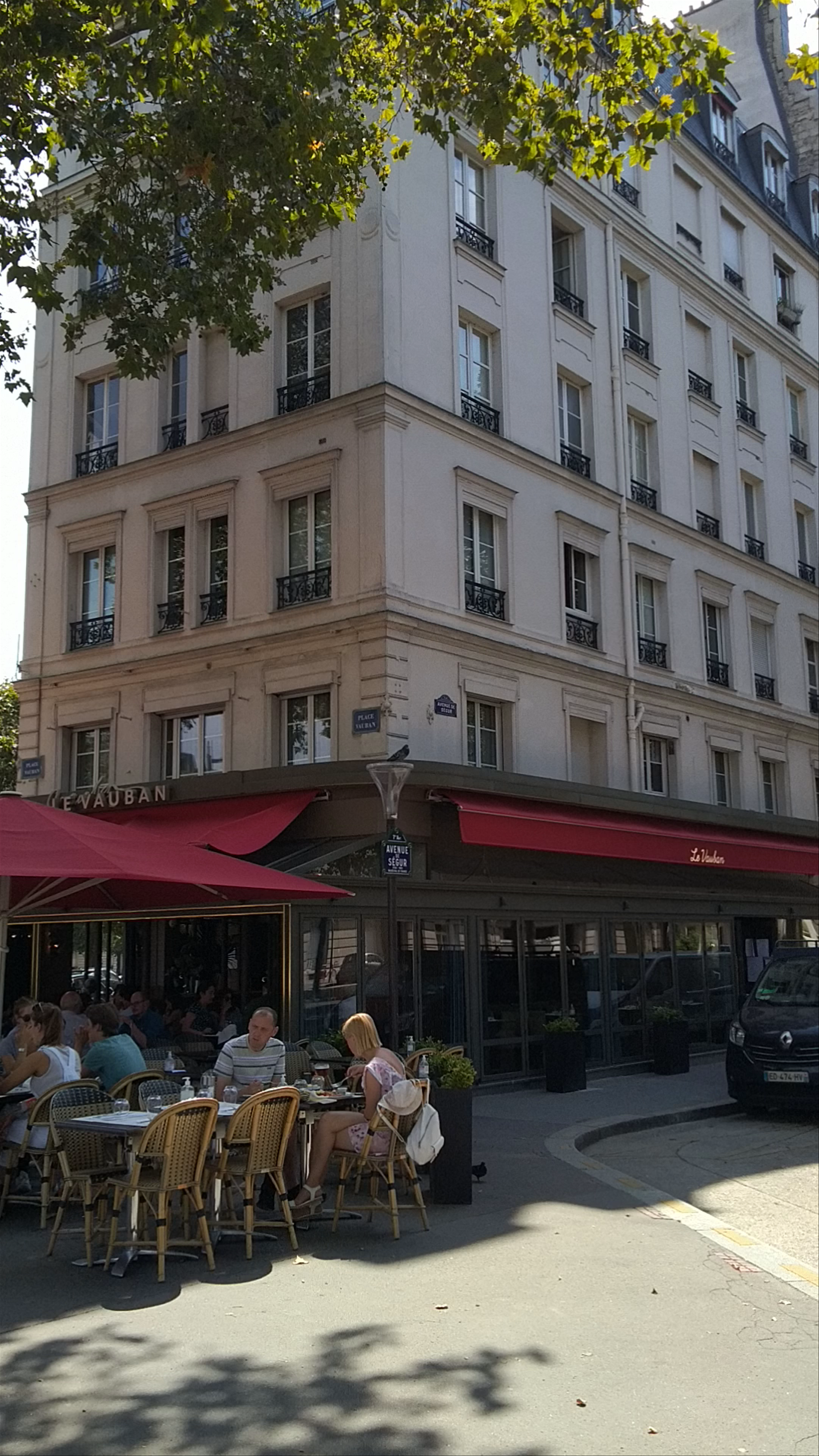 Le Vauban Paris: A Sunlit Parisian Café Experience