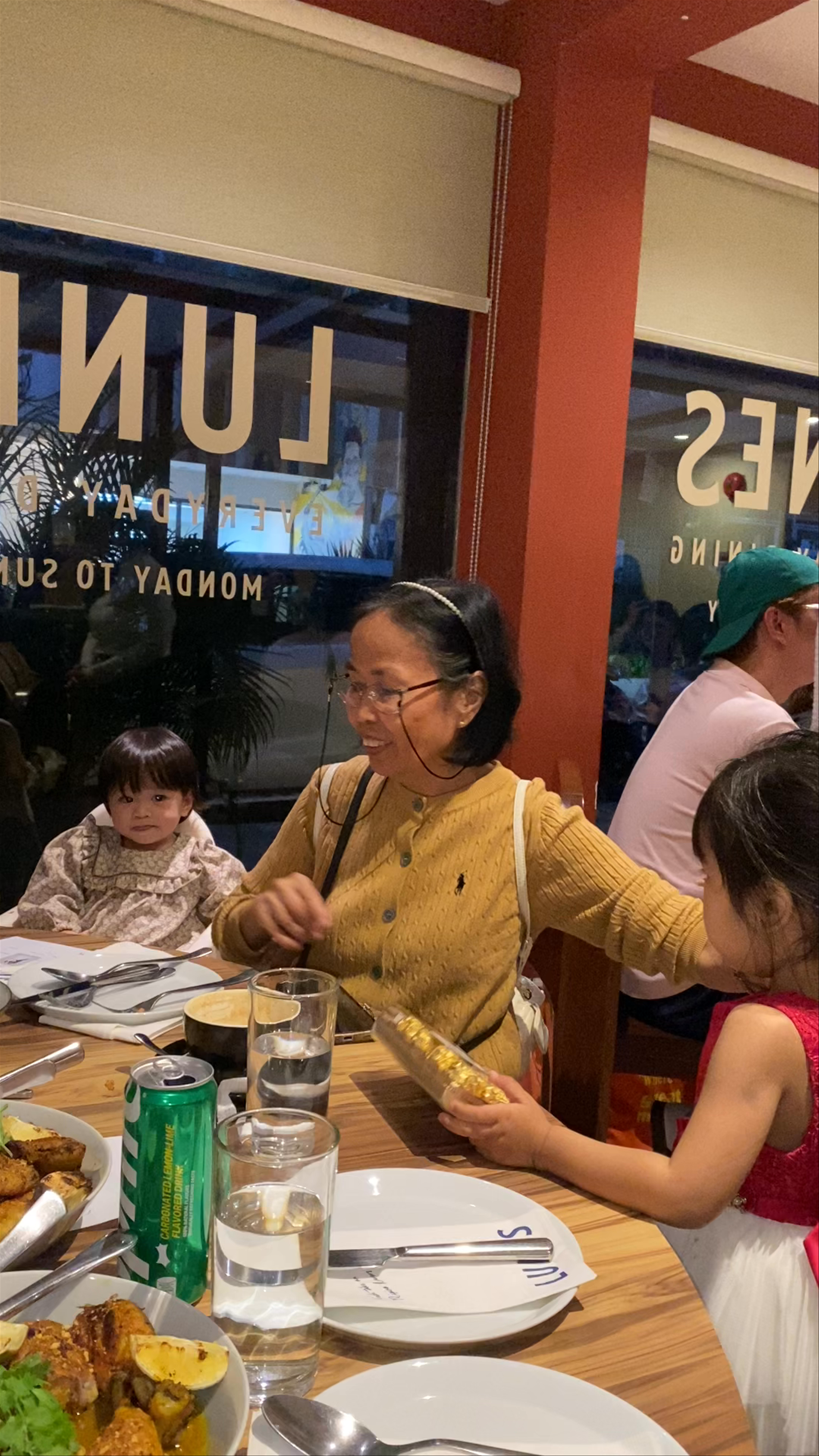 Lunes Everyday Dining