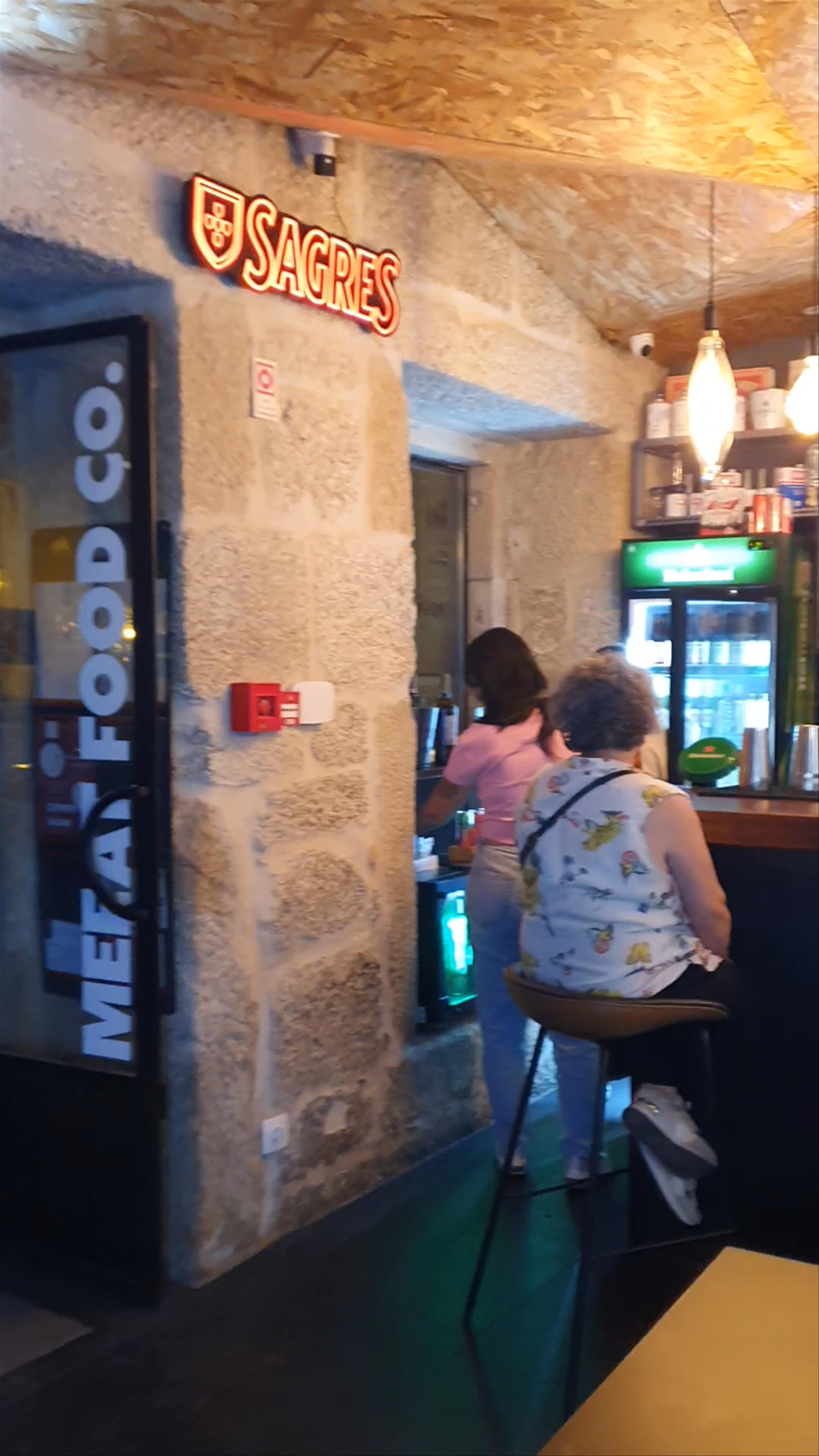 Meeat Hamburgueria: Cozy Bar Vibes in Covilhã, Portugal
