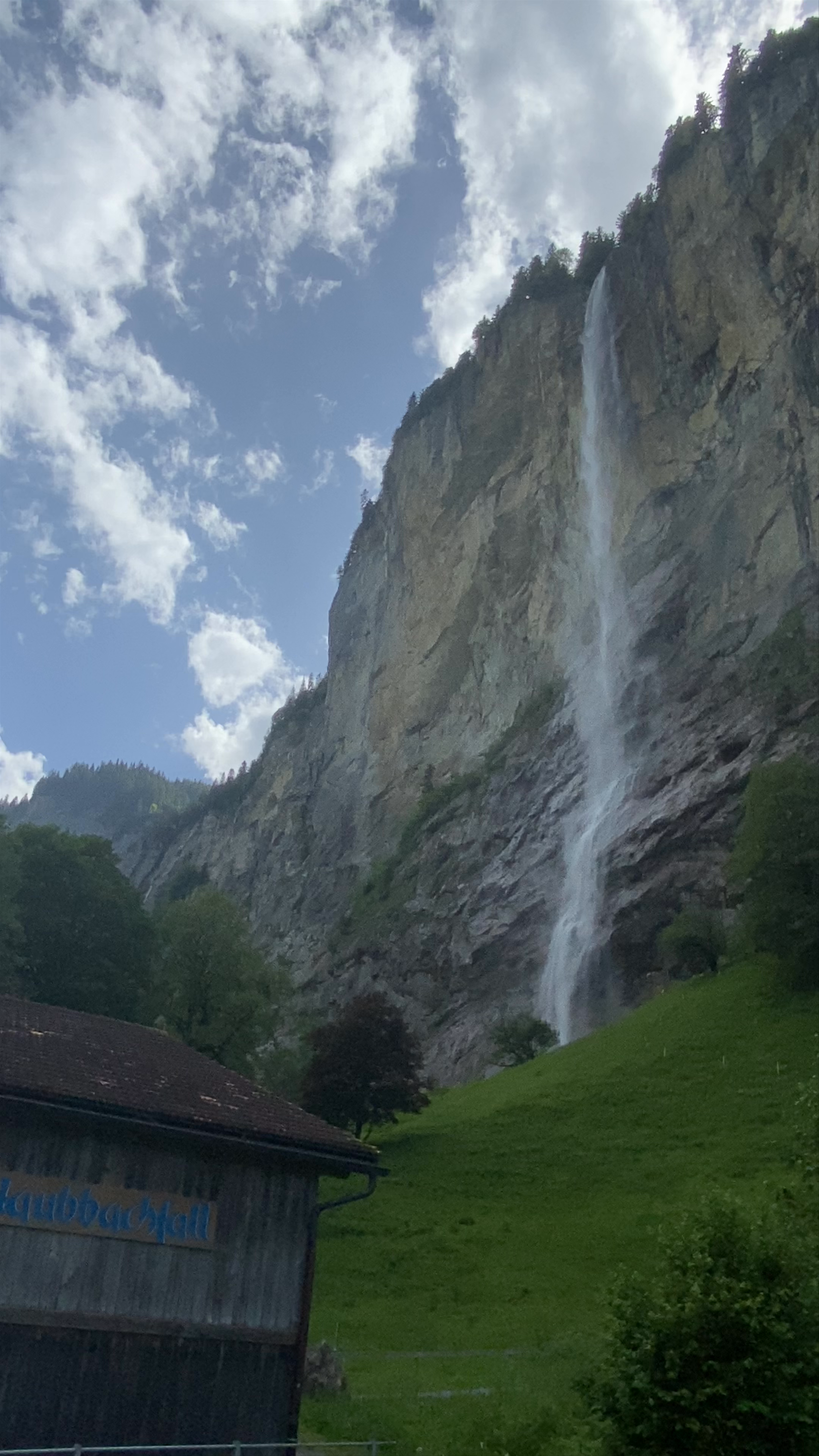 Staubbachfall Waterfall: Majestic Alpine Wonder in Lauterbrunnen, Switzerland