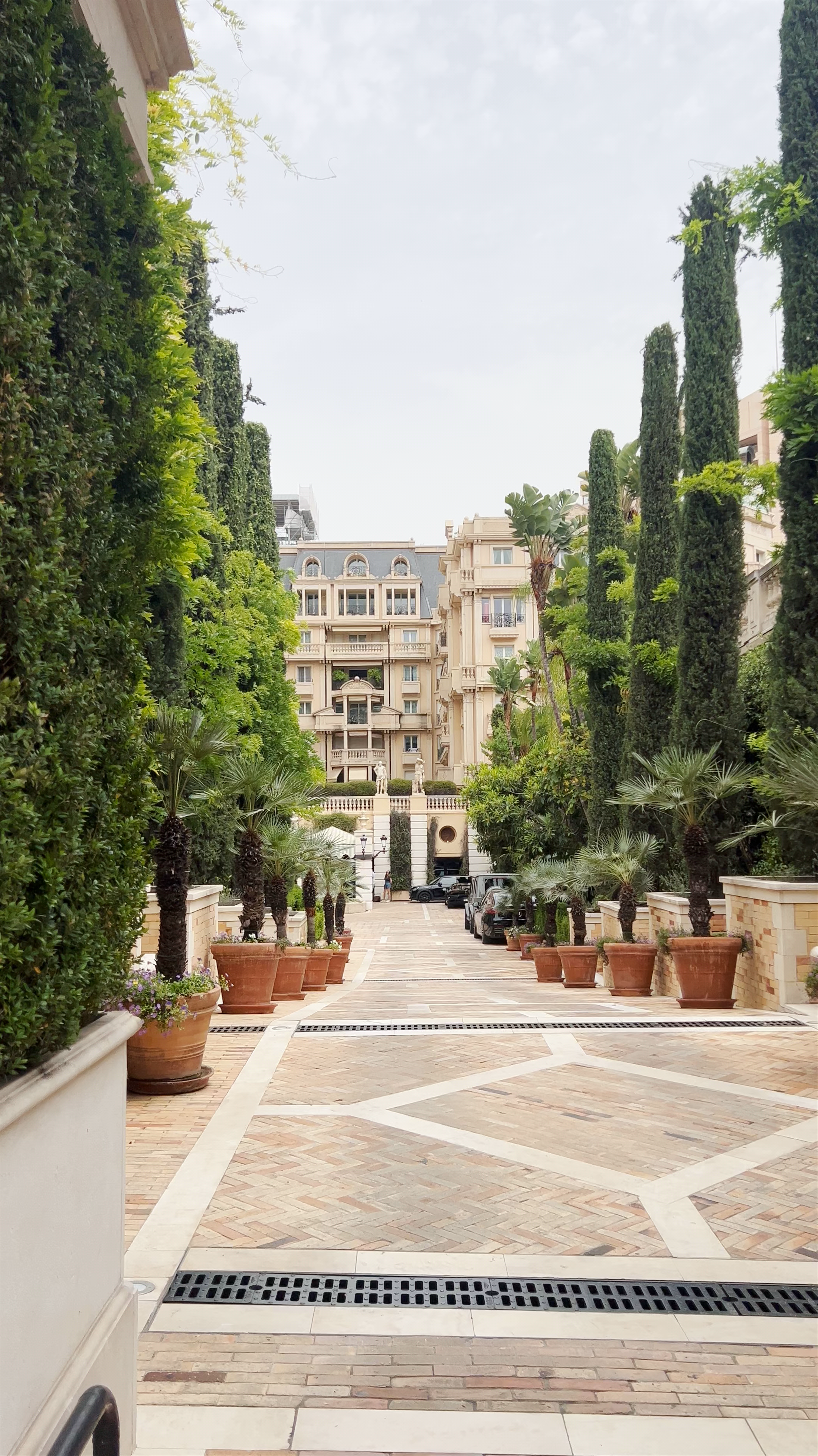 Hotel Metropole Monte Carlo: Elegant Mediterranean Garden Walkway