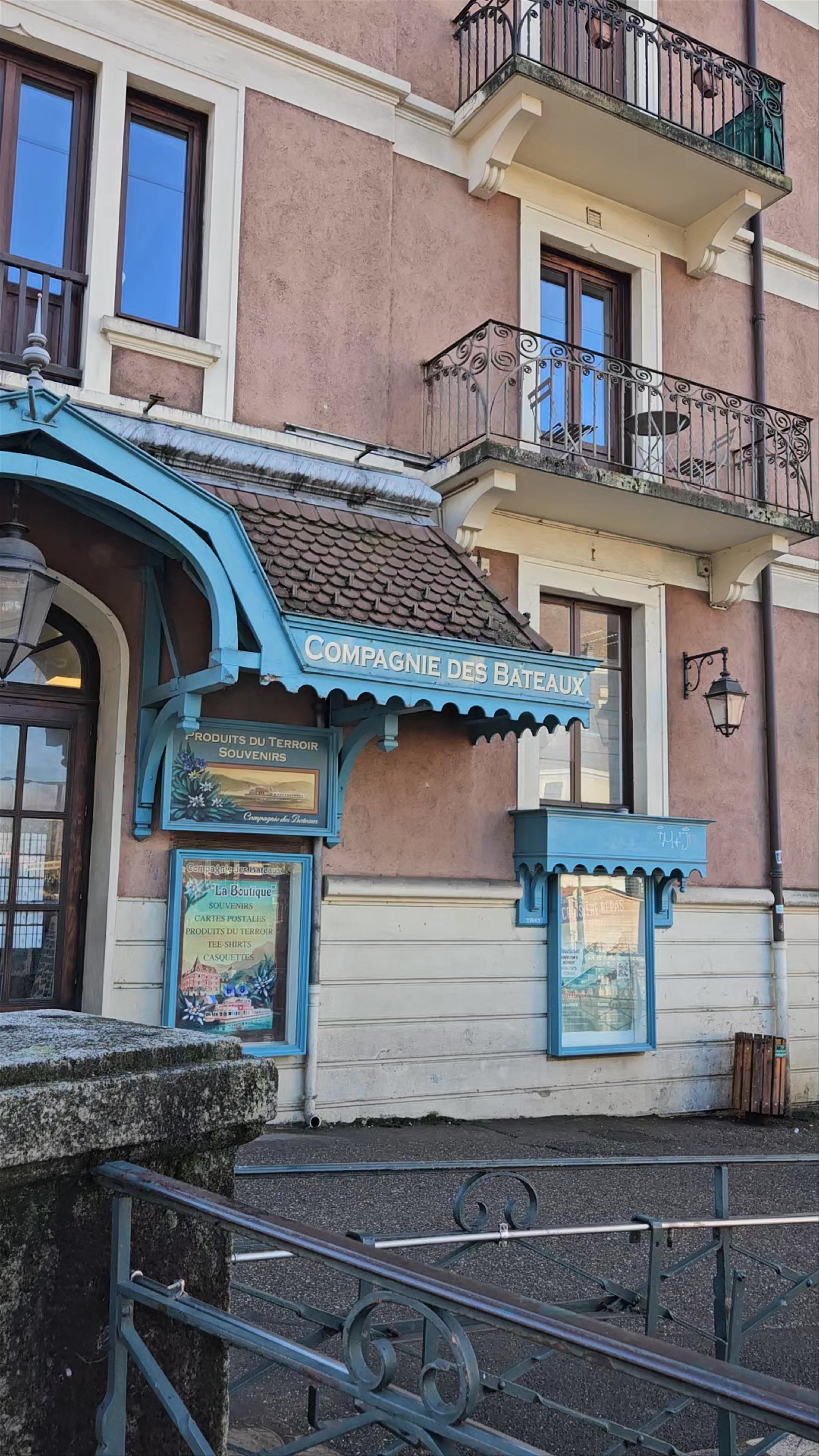 Le Palais de l'Île: Iconic Canal Charm in Annecy, France