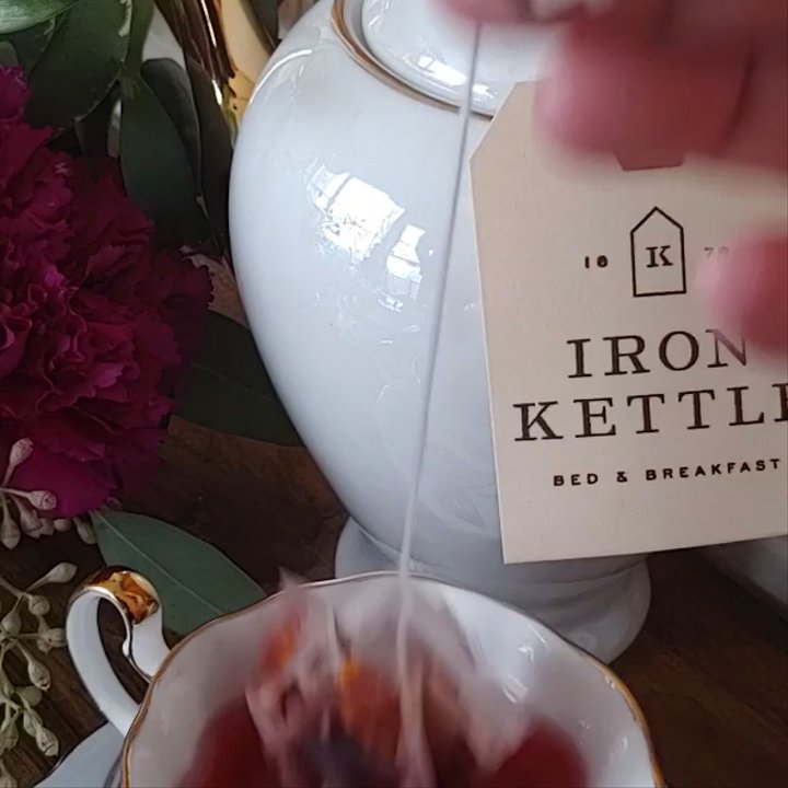 The Iron Kettle B&B - Cranberry Herbal - Bed & Breakfast Near Me - Comber, Ontario