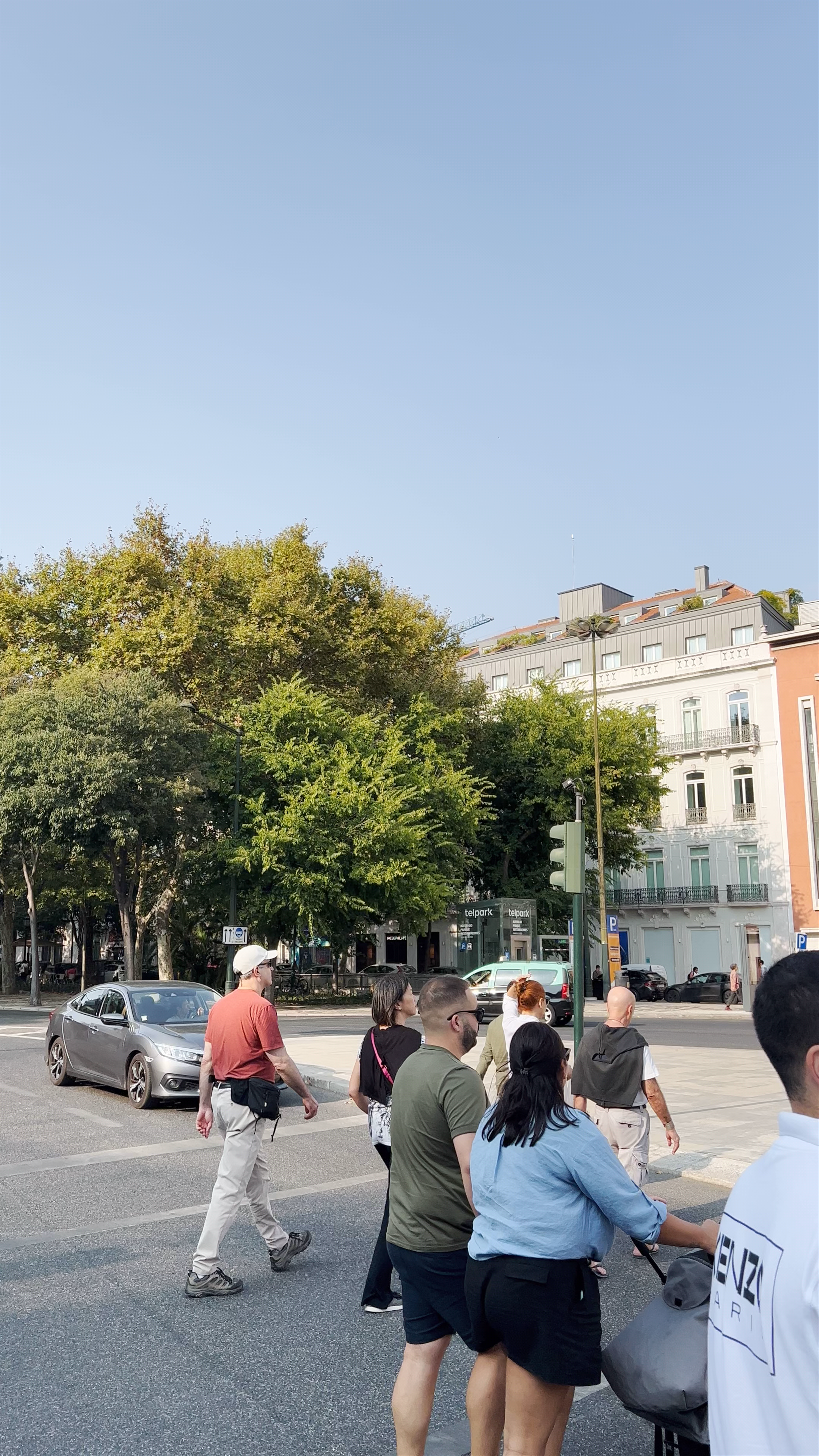 Monumento aos Restauradores in Lisbon: A Vibrant Urban Crossing
