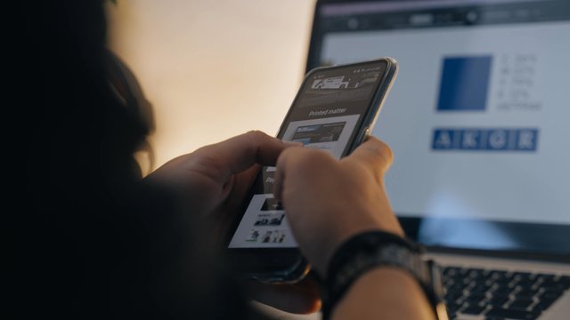 Scrolling a website on a smartphone