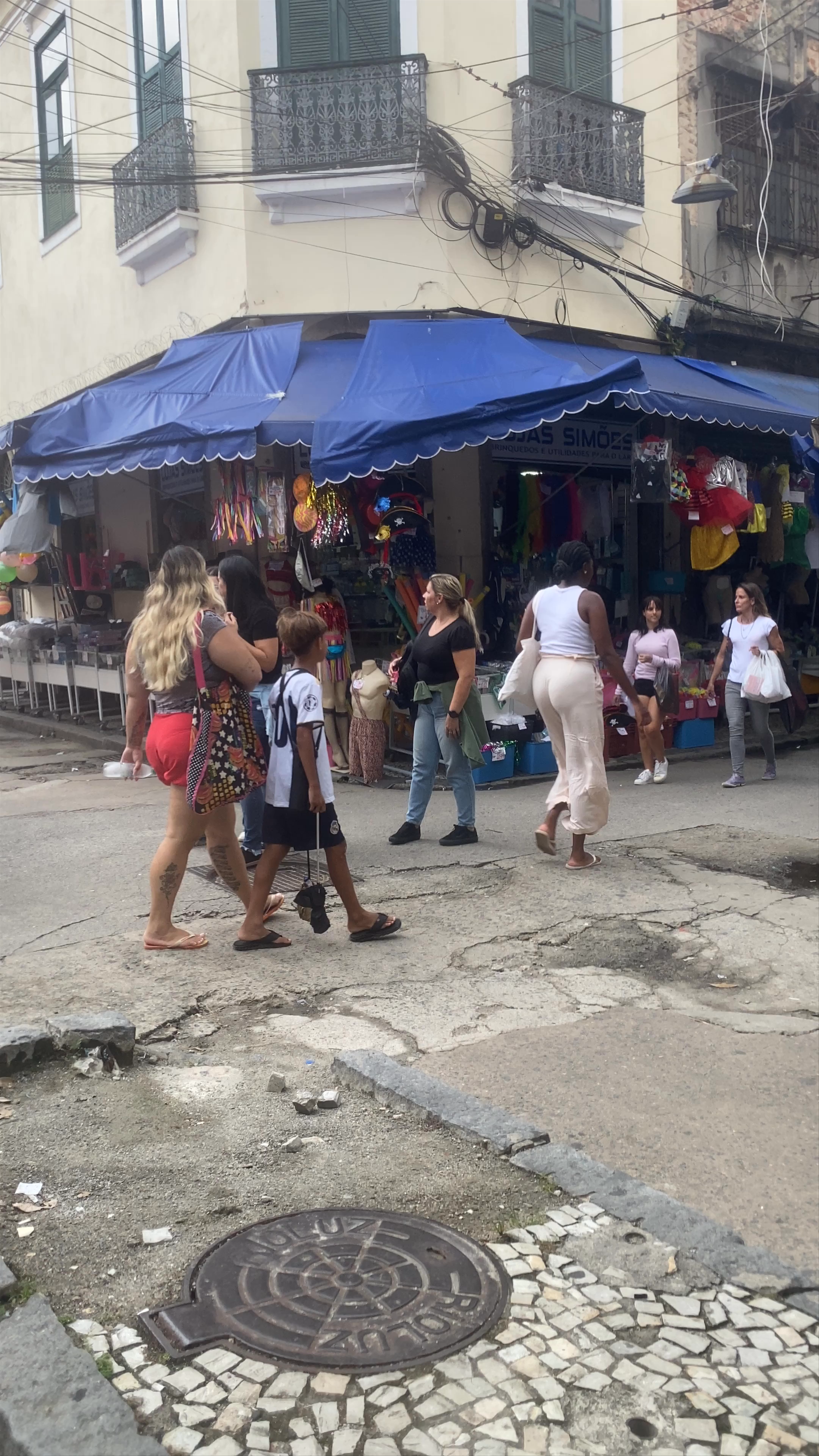 Saara Market: Vibrant Street Life in Rio de Janeiro's Historic Centro