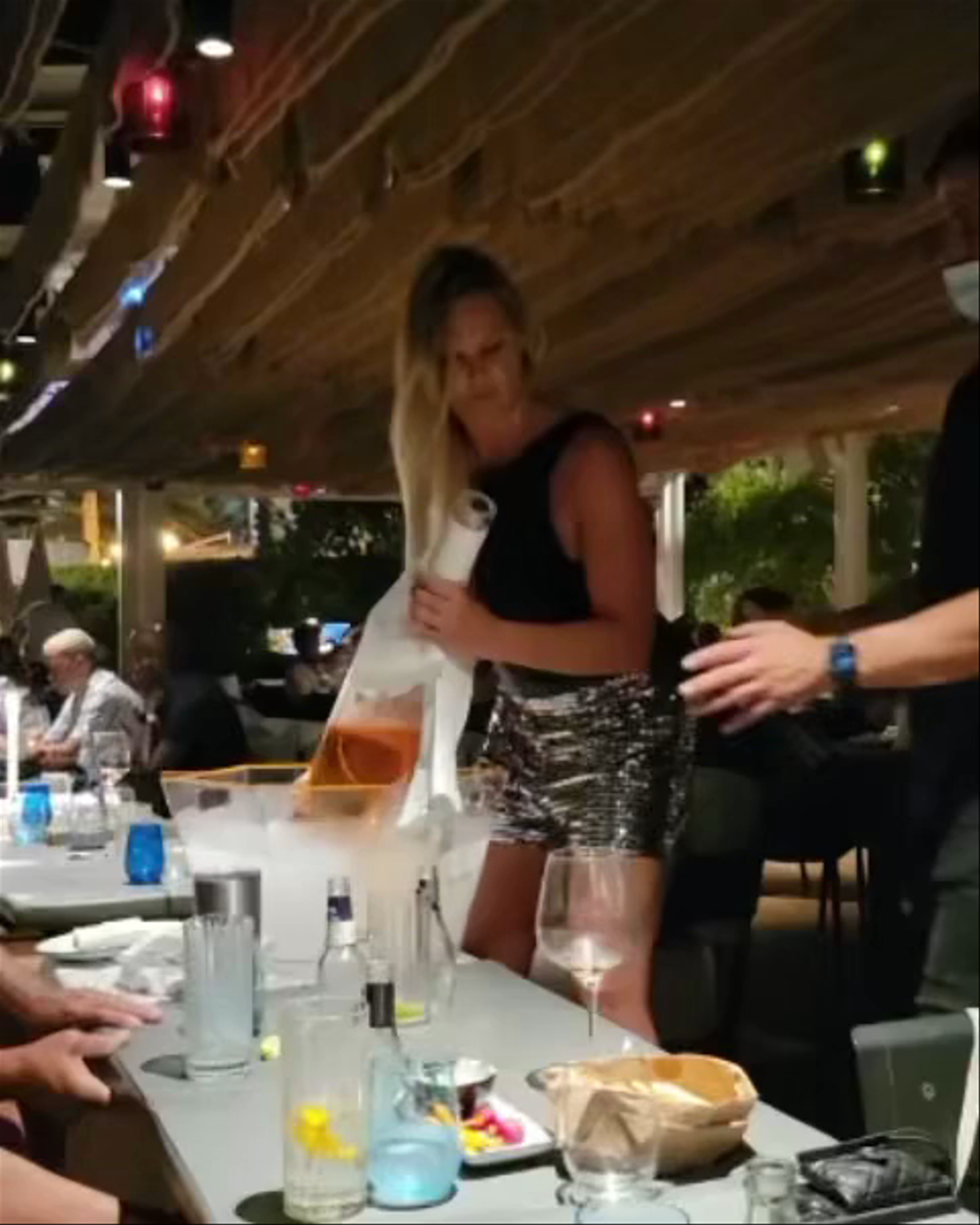 Chiringuito Blue Ibiza: Nighttime Vibes and Spectacular Drink Service in Santa Eulària des Riu