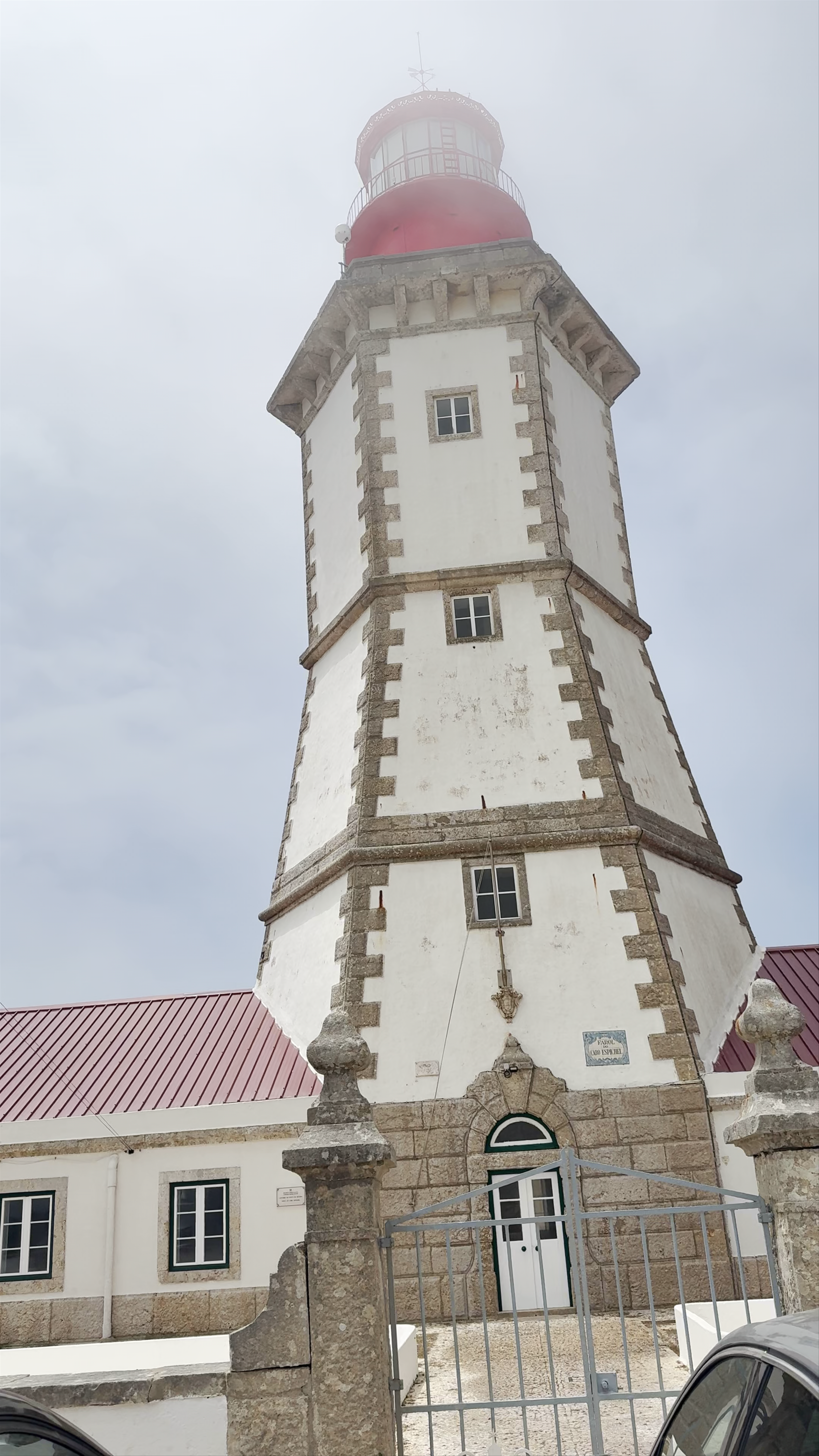 Farol do Cabo Espichel: Majestic Lighthouse with Dramatic Coastal Views in Portugal