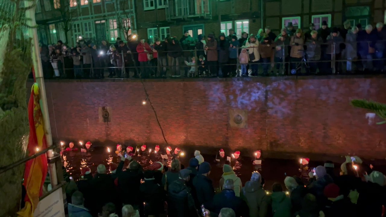 Stader Weihnachtsmarkt - Die DLRG Schwimmer singen Weihnachtslieder im Wasser - Christmas Markets Near Me - Stade, NI
