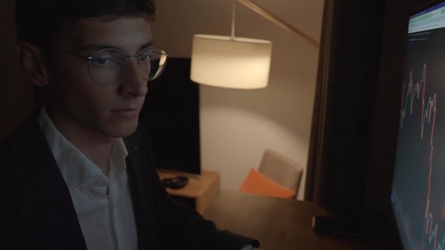 A trader analysing the cryptocurrency market