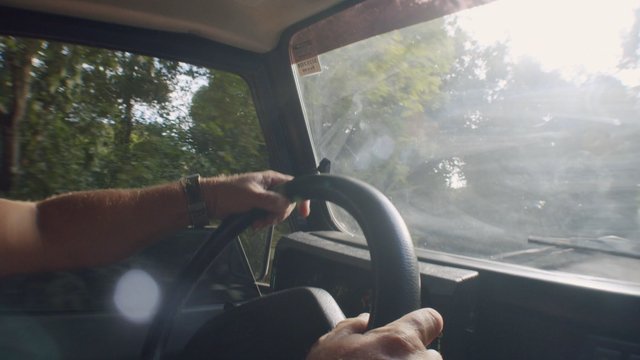 Manos masculinas en el volante de Land Rover
