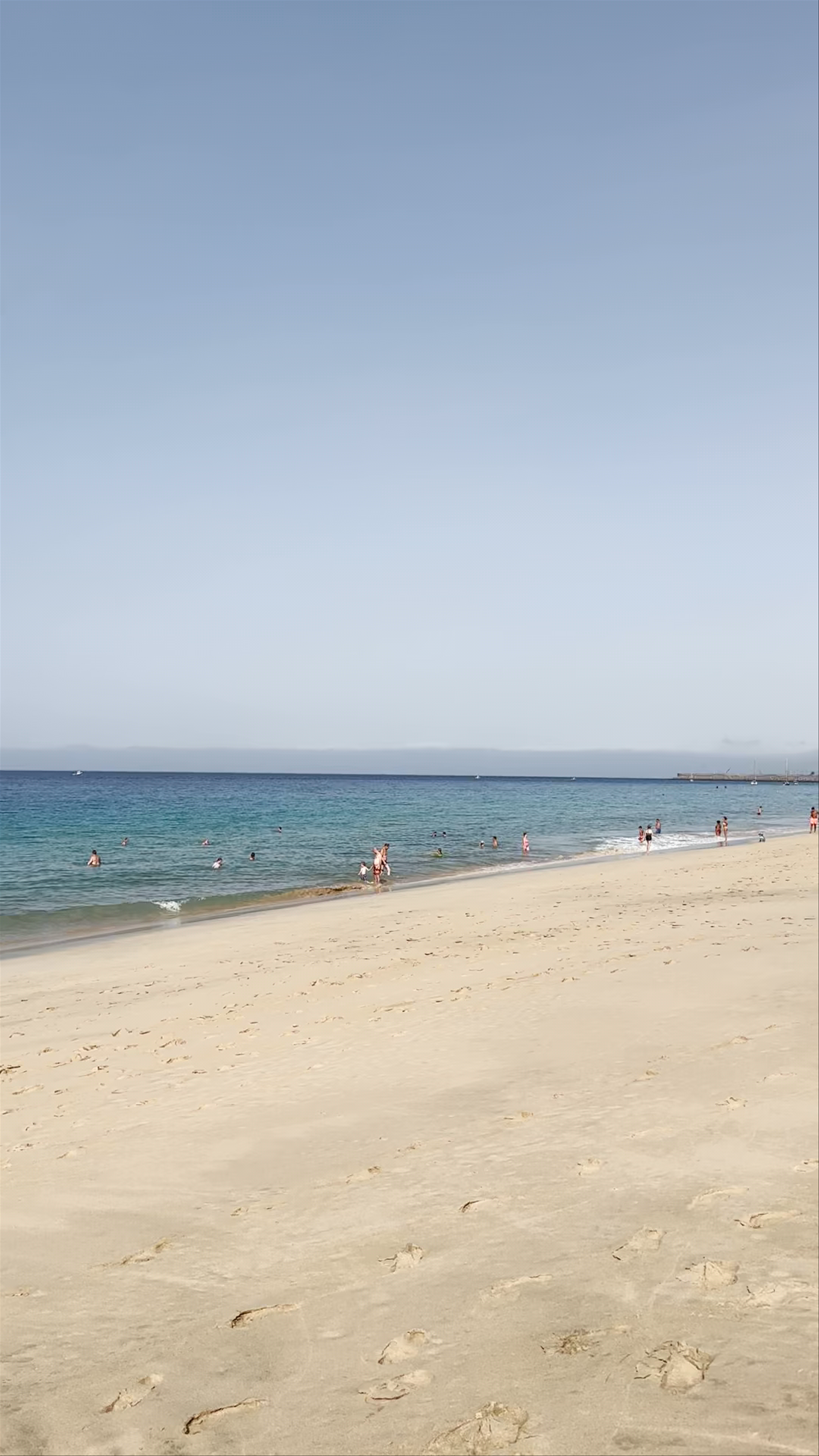 Strandliegen und Sonnenschirme