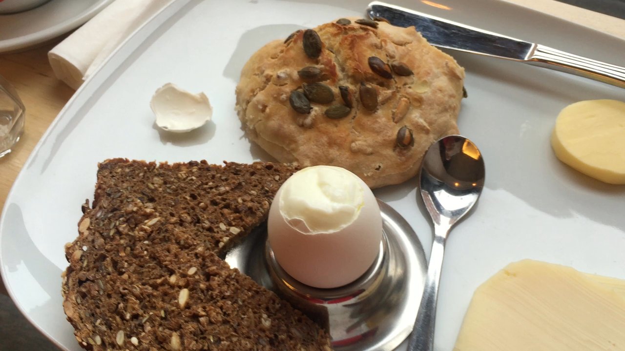 No 95 En Kaffebar - Ejeren, Mikkel er skør. Jeg bruger aldrig salt til mit æg, i dag fik jeg en tom saltbøsse. Bare fordi jeg ikke skulle føle mig udenfor. - Breakfast & Brunch Near Me - Copenhagen, 84
