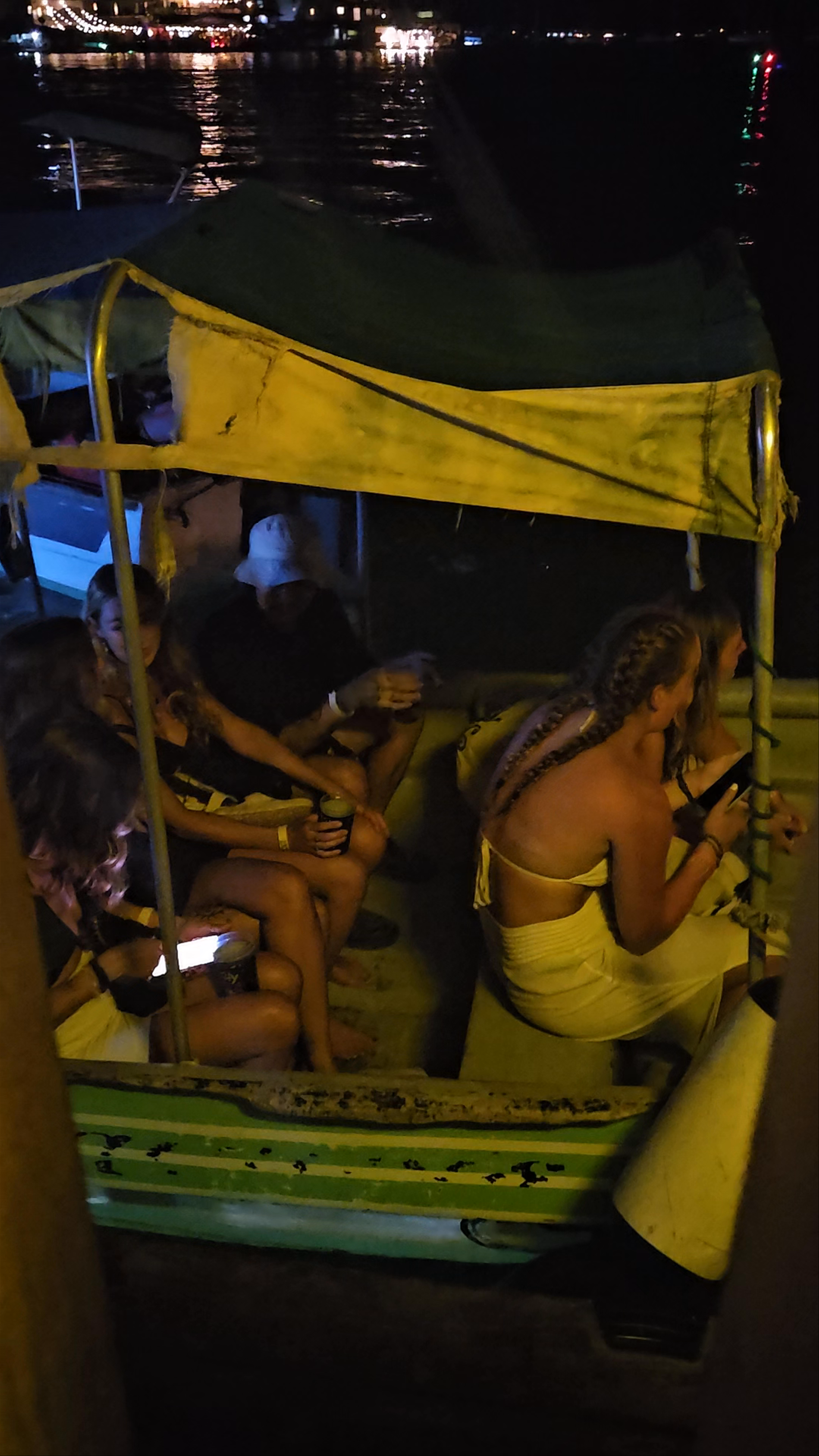 Aqua Lounge Bar and Hostel