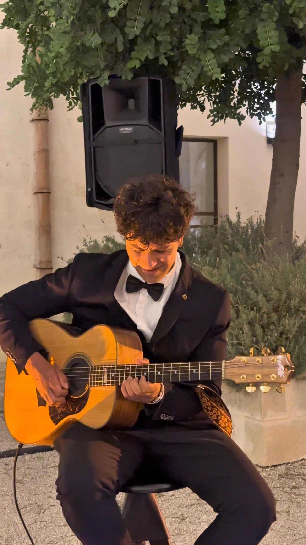 Neon Beats - Guitarist - video