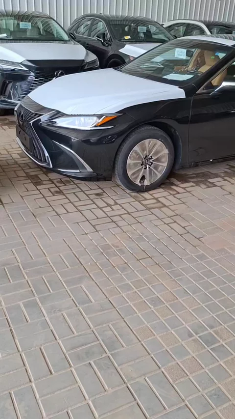 Lexus ES 300 ah hybrid 2025