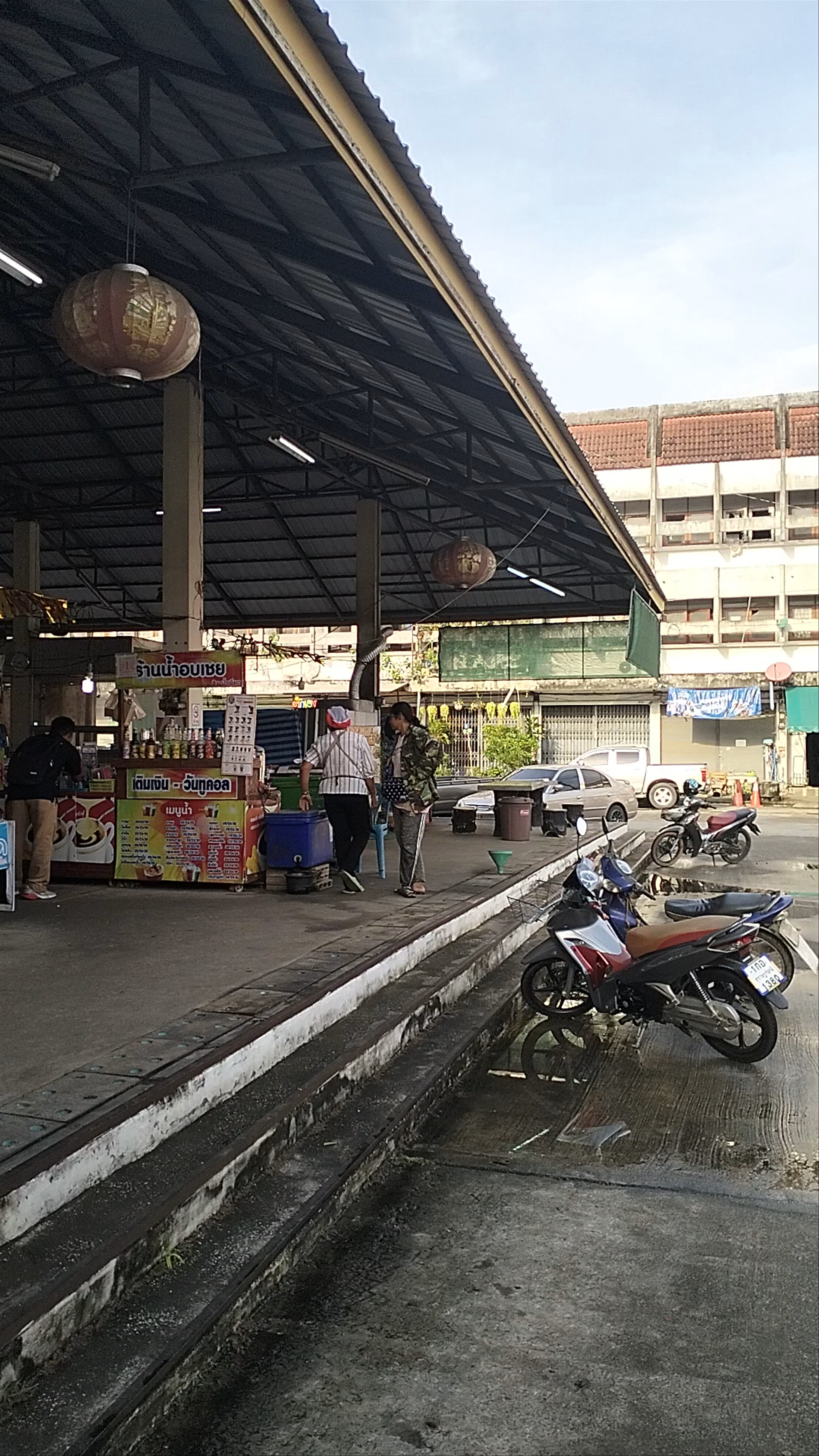 ตลาดศรีท่าข้าม (Sri-Thakham Market)