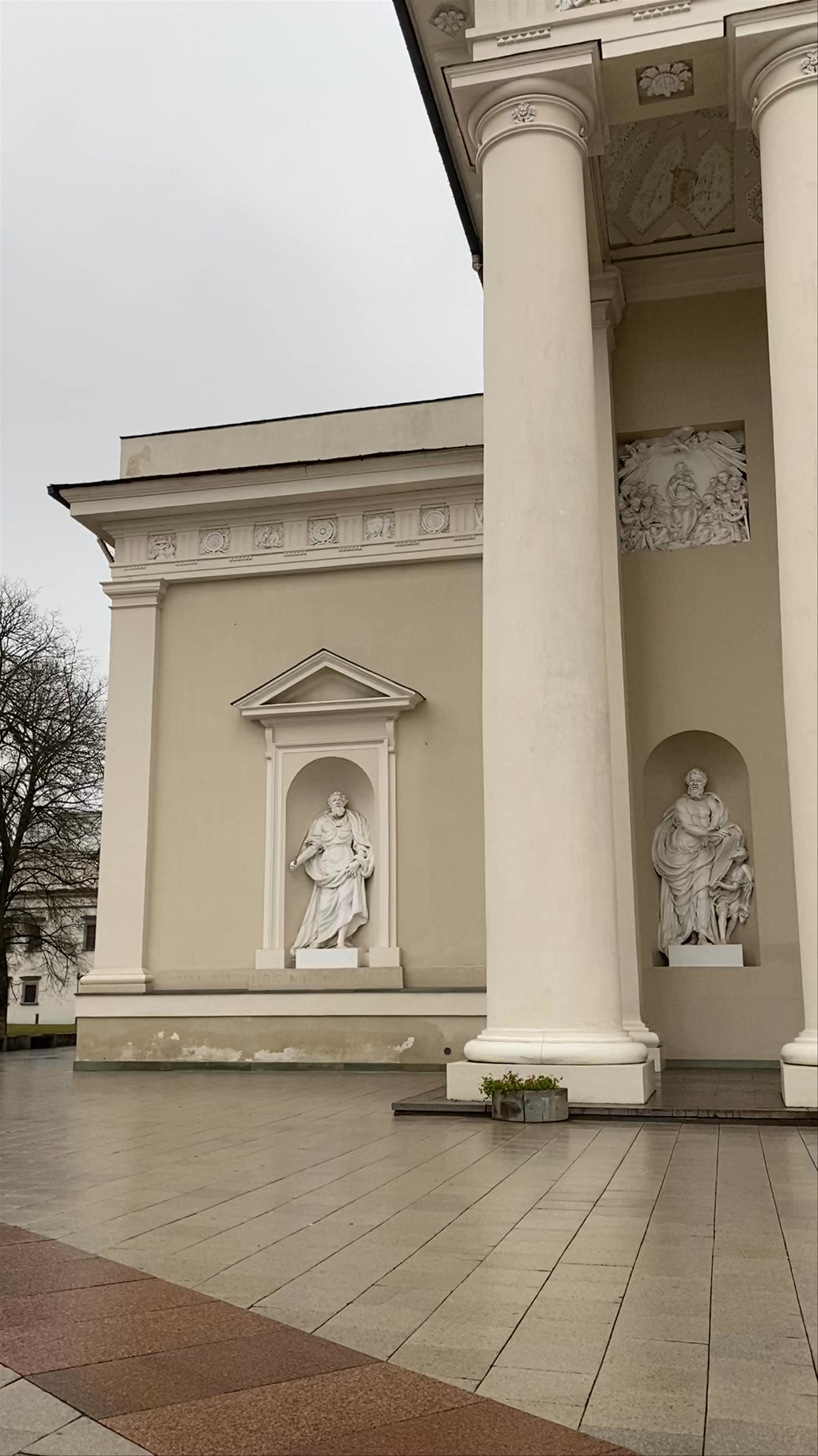 Vilnius Cathedral: Neoclassical Majesty in Lithuania's Capital