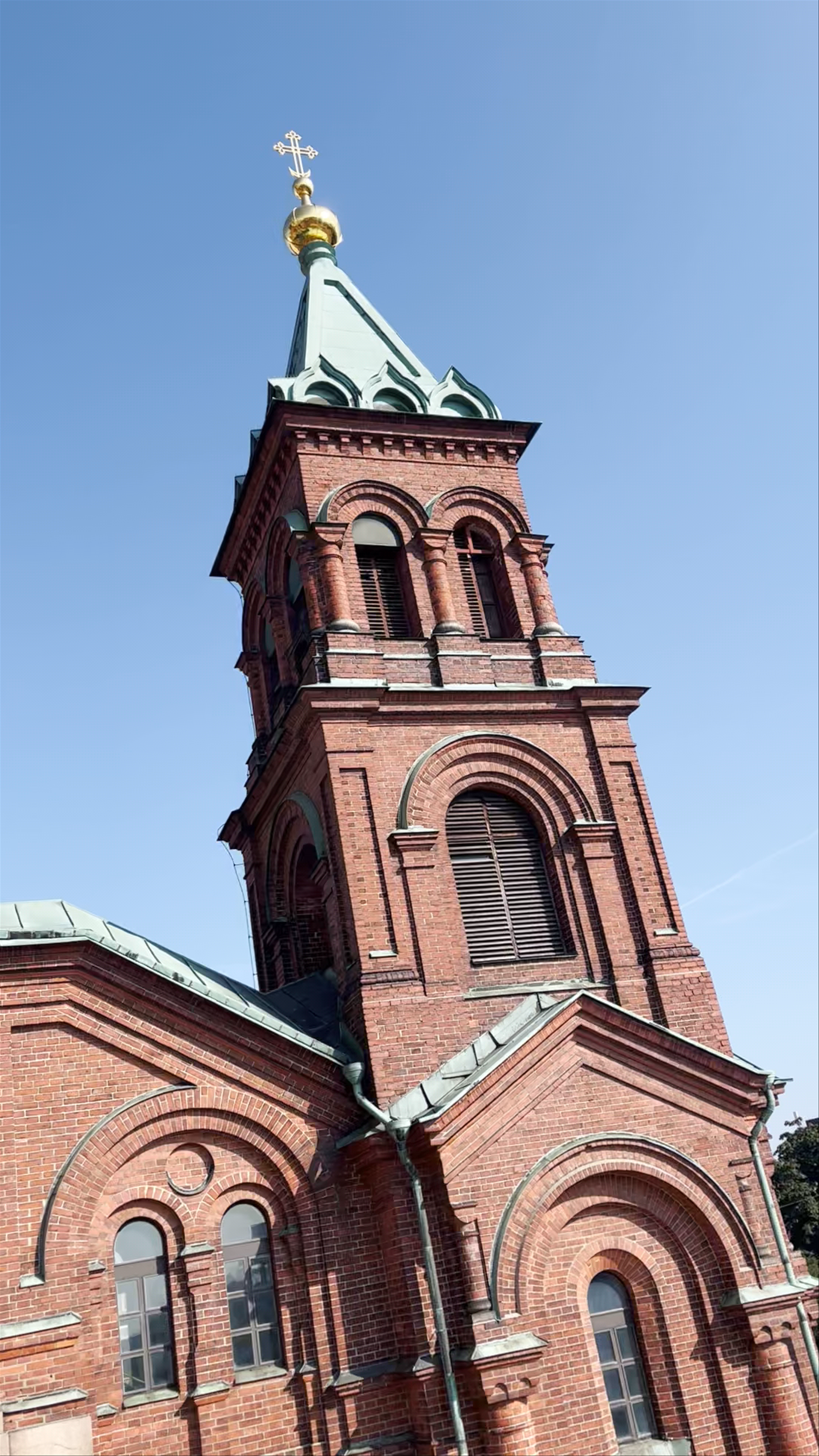 Uspenski Cathedral: Majestic Red Brick Landmark in Helsinki