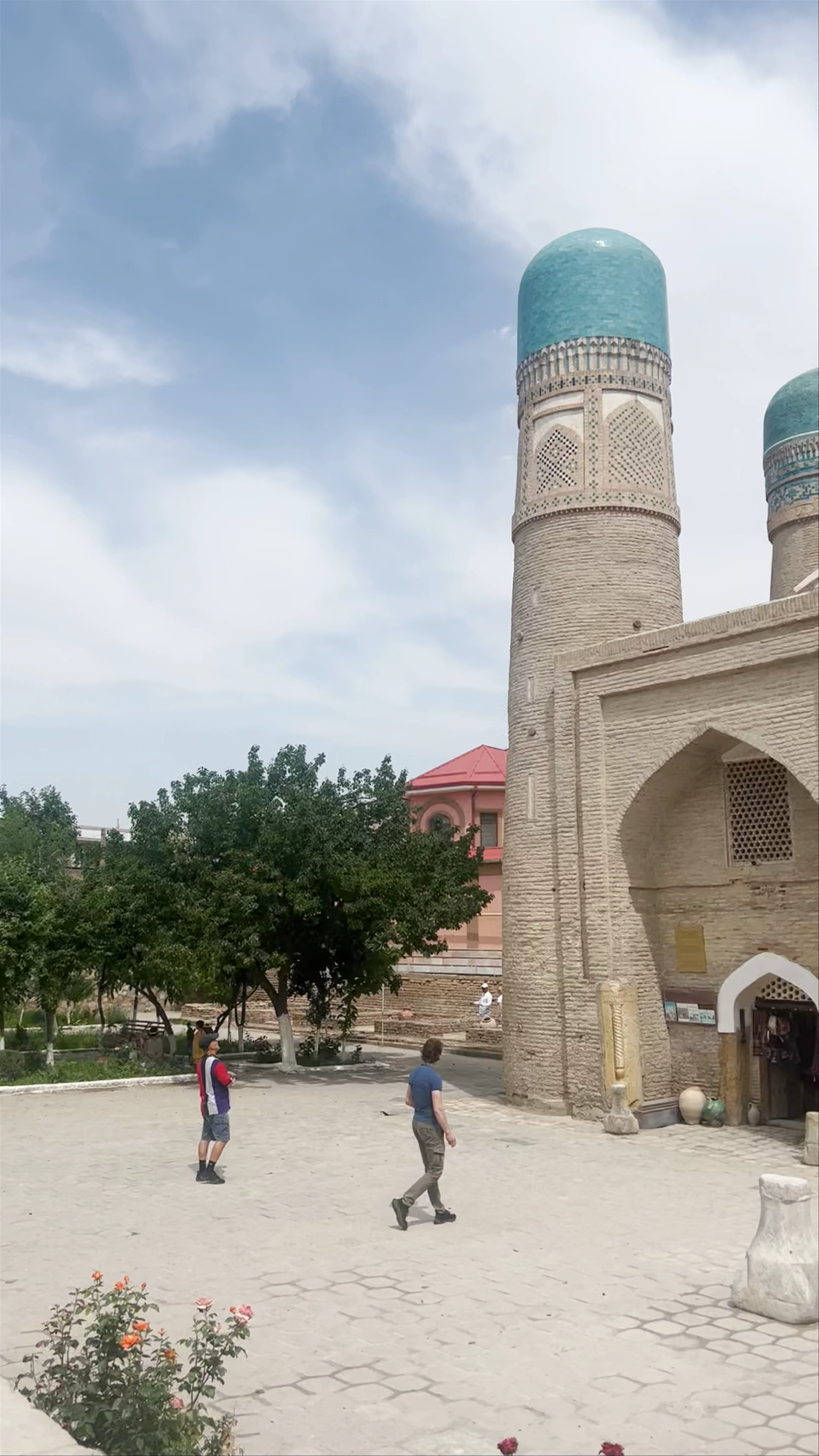 Chor Minor Madrasah, Mehtar Ambar Street