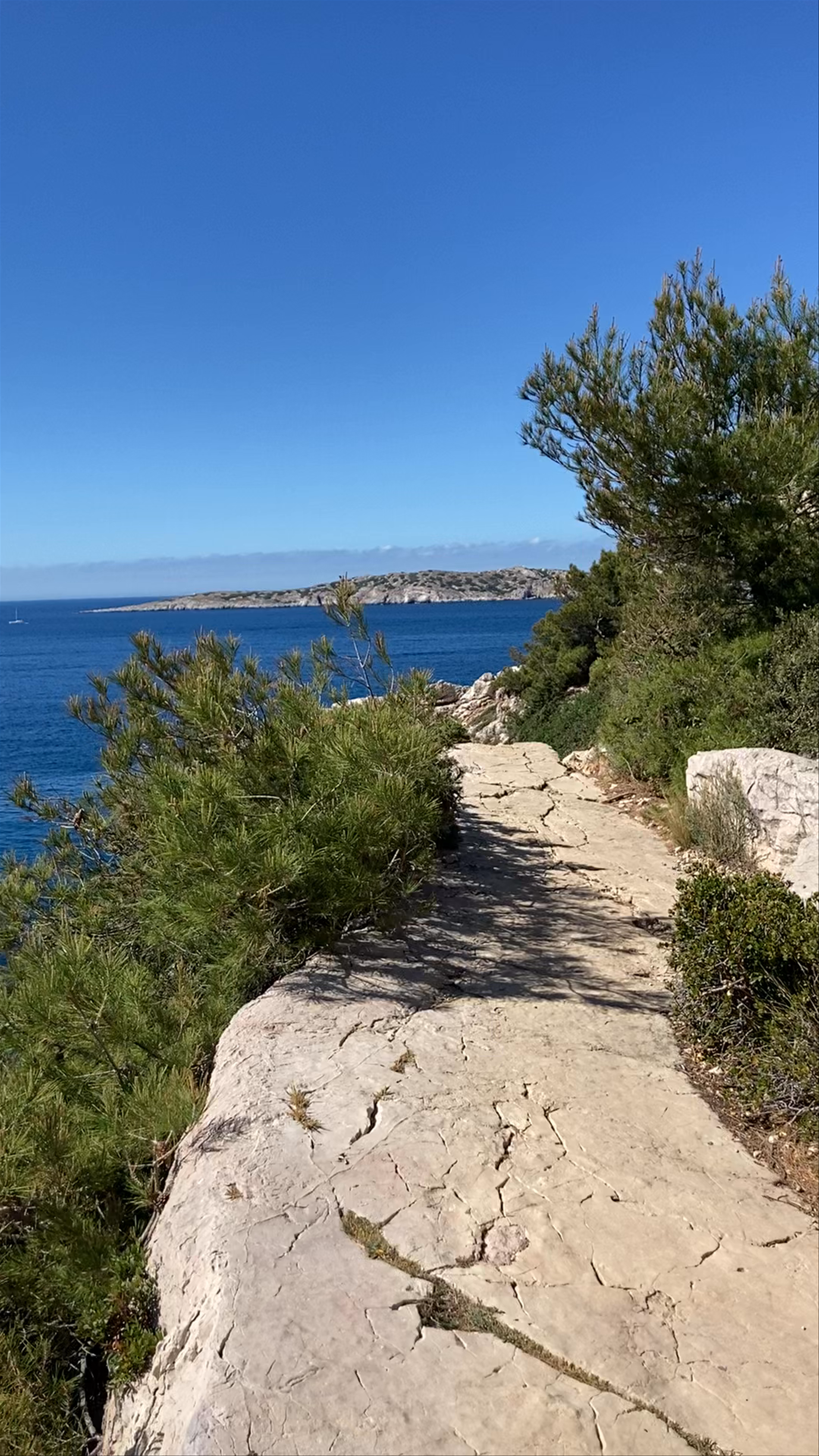 Exploring Parc national des Calanques: Coastal Hiking and Kayaking Adventure