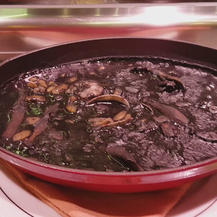 Perlora - Cazuela de calamares con tinta y gambas con verdinas - Seafood Near Me - Madrid, M