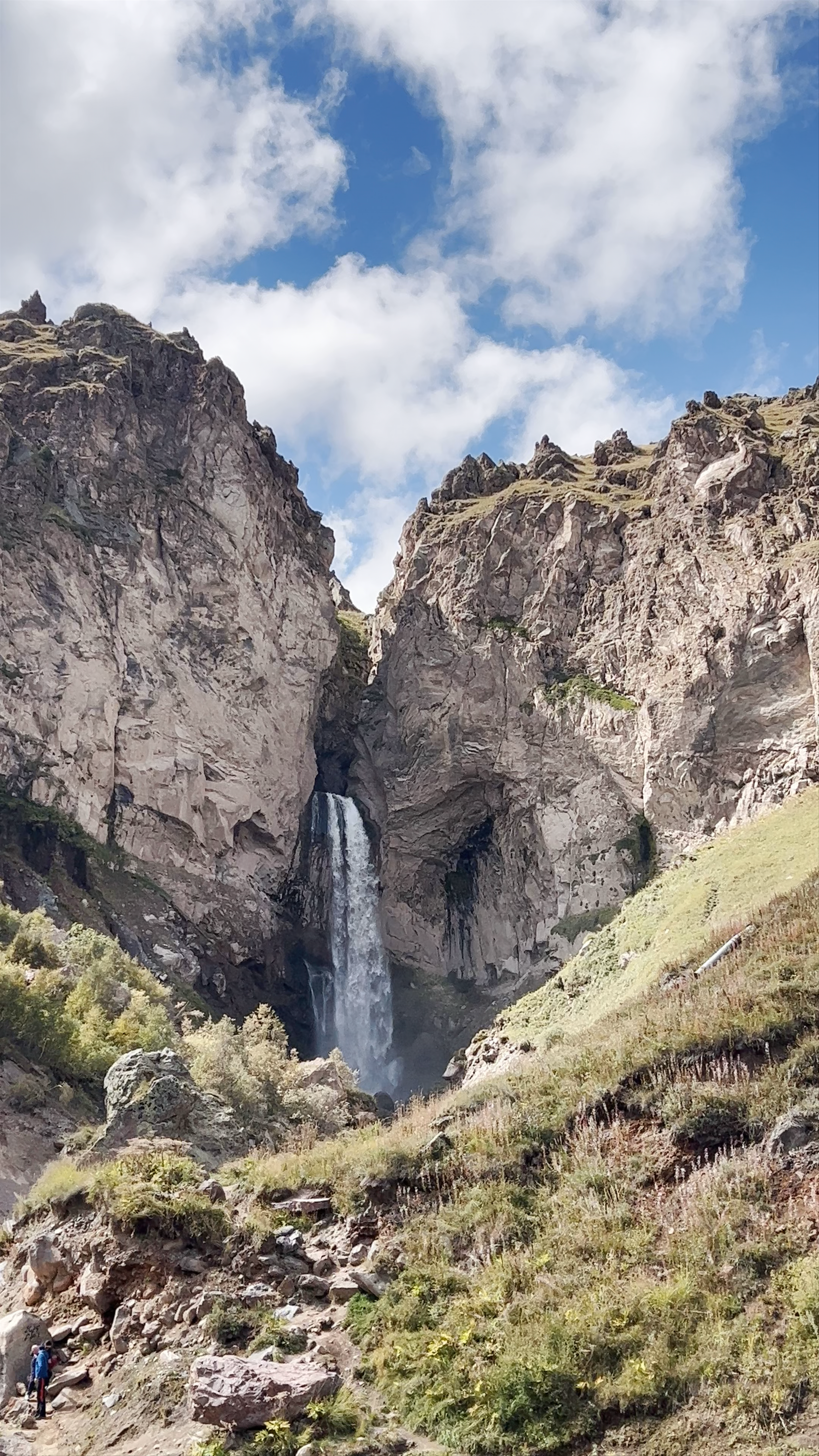 Karakaia-su Waterfall: Stunning Mountain Cascade in Kabardino-Balkarian Republic
