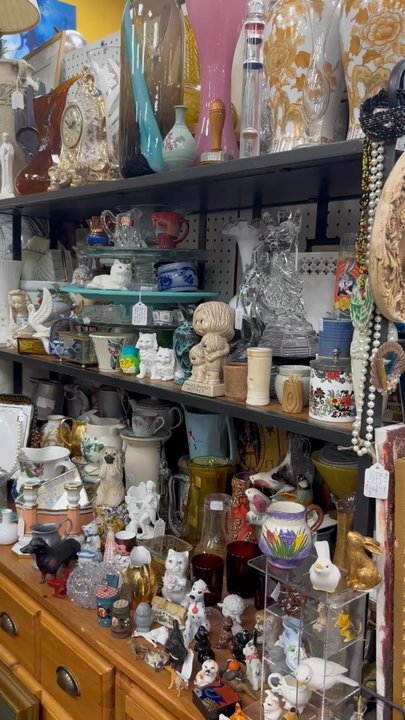 Antique Trove - I recorded a lil bit of one of the vendor stalls because the tchotkis were so good - it is always a little pricey here though. - Antiques Near Me - Roseville, California