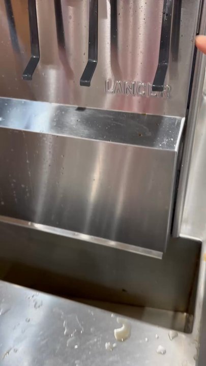 Costco - Not the first time that the entire store has no coke or ice!!! I guess the food department never makes money, not worth to add more staff? - Wholesale Stores Near Me - Westbury, New York