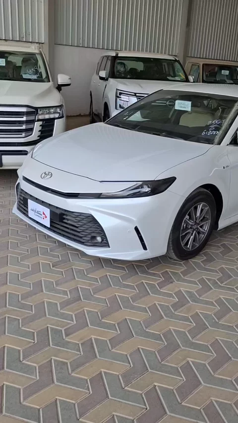 تويوتا كامري E HEV 2025