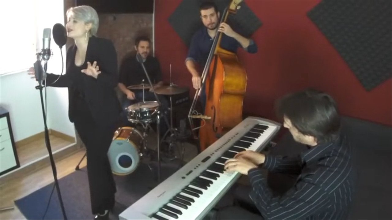 The Italian Jazz Trio - LOVE (Female Singer) - video
