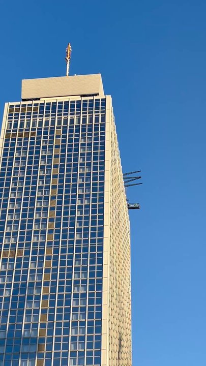 Park Inn by Radisson - Die Schaukeln in schwindelnder Höhe! - Hotels Near Me - Berlin, BE