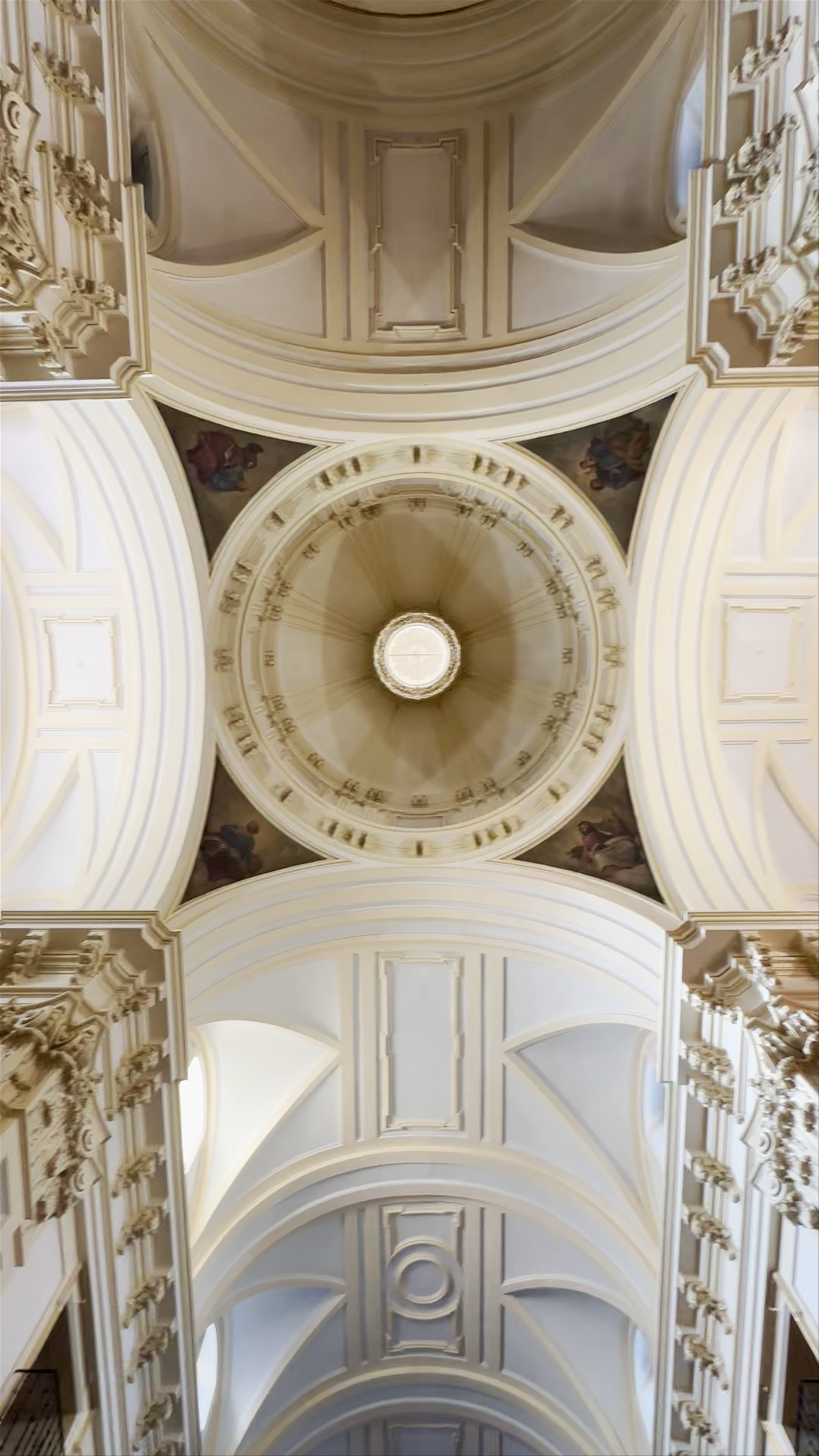 Iglesia de San Martín de Tours: A Serene Architectural Marvel in Madrid