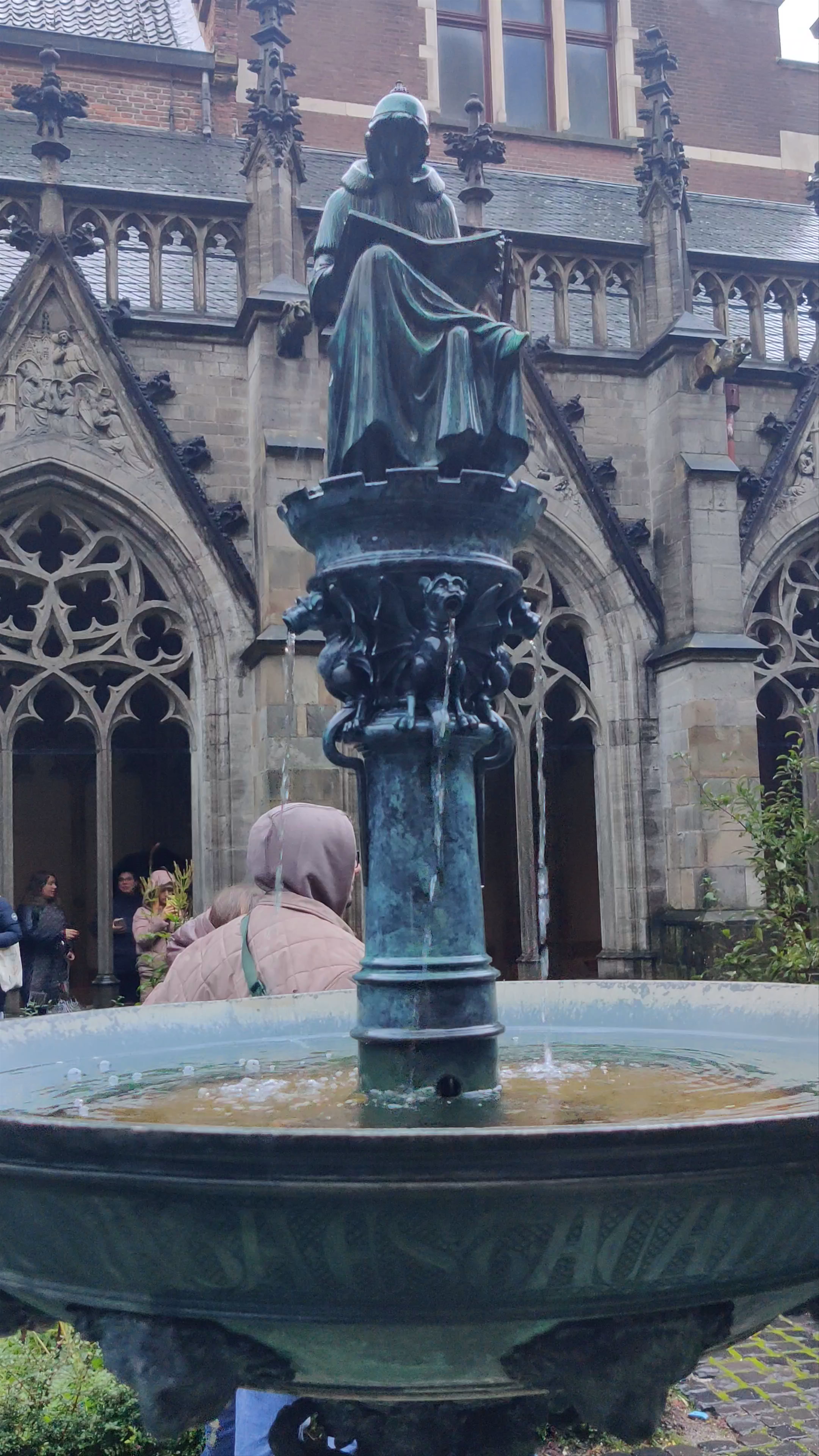 Pandhof van de Dom: Tranquil Gothic Courtyard in Utrecht