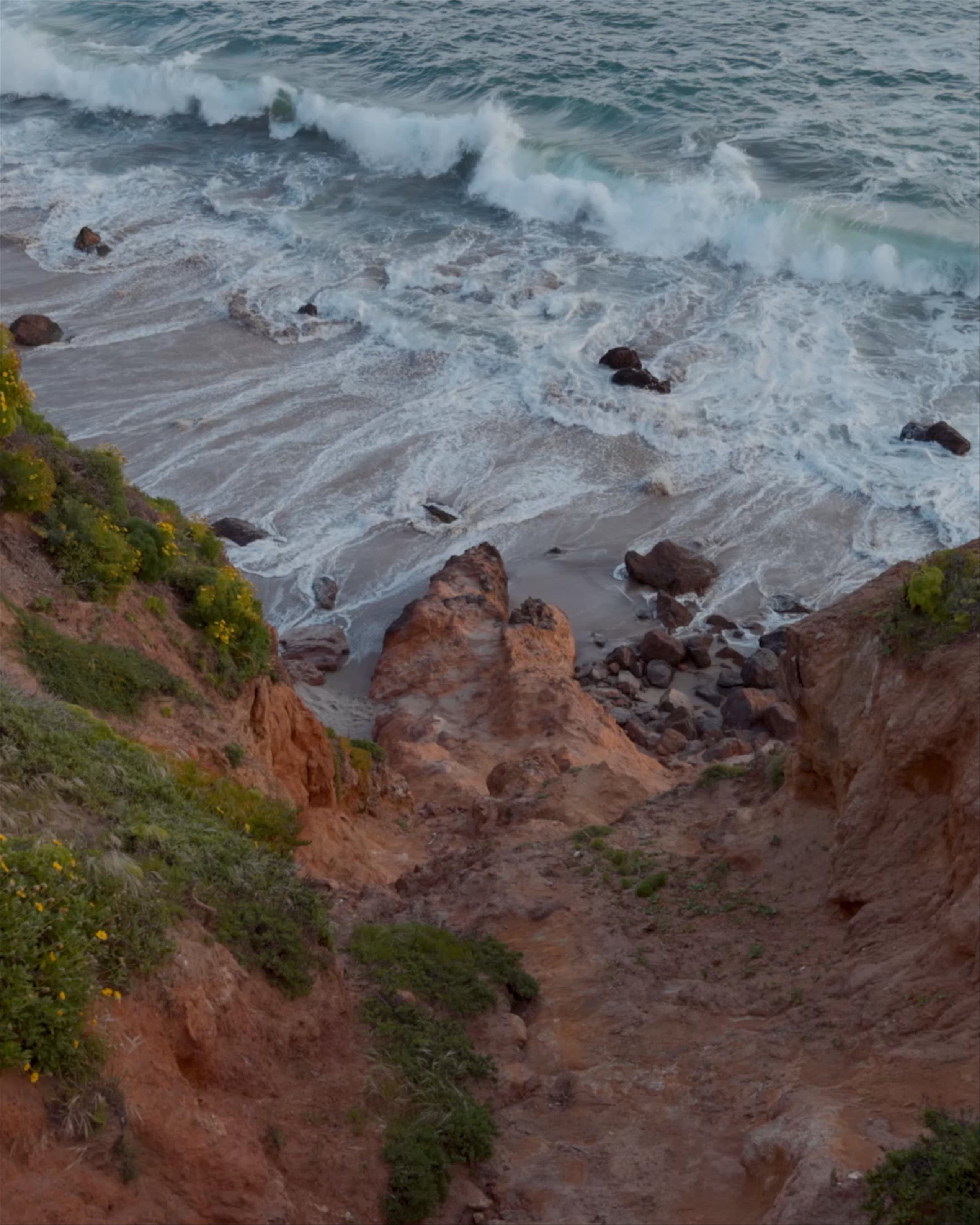 Video of waves crashing on Malibu shore