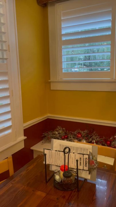 PizzAmore' - Inside 12/2022 - Pizza Near Me - Mount Dora, Florida