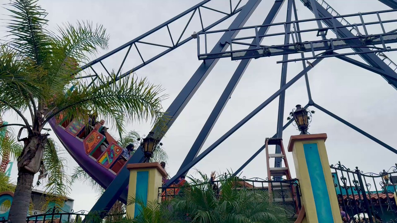 dragon swing - Amusement Parks Near Me - Buena Park, California
